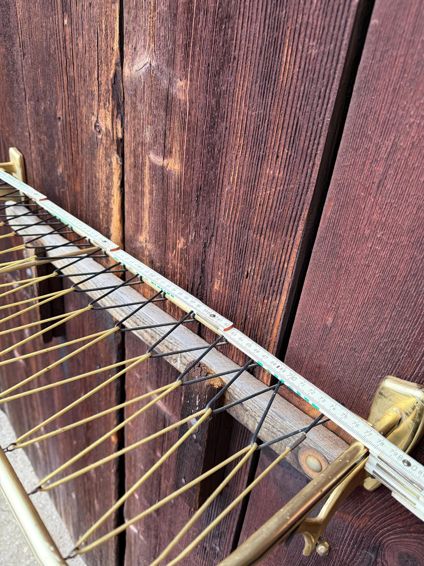 Vintage Wandregal Gold Schwarz Metall mit Schnur-Bespannung