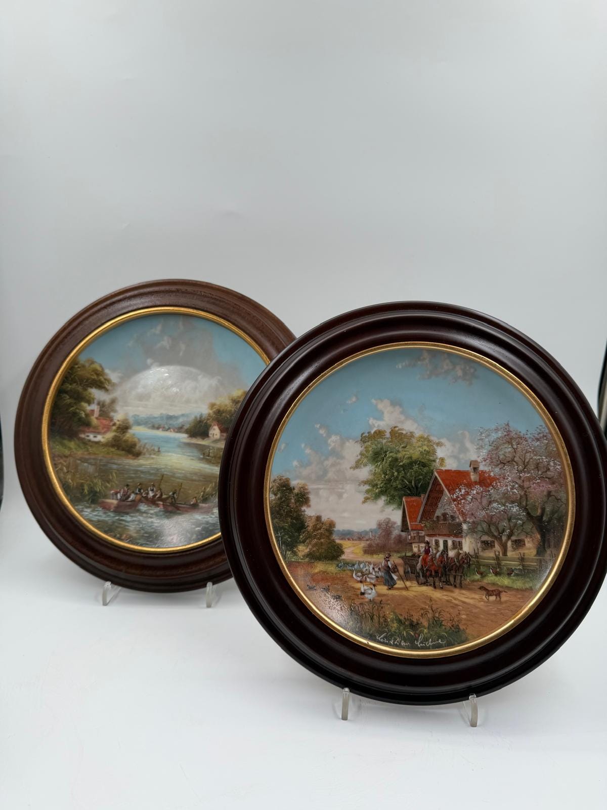 Vintage Sammelteller Set von 2 Lückels idyllisches Dorfleben von Christian Lückel für Seltmann Weiden mit Van Hygan und Smythe Rahmen