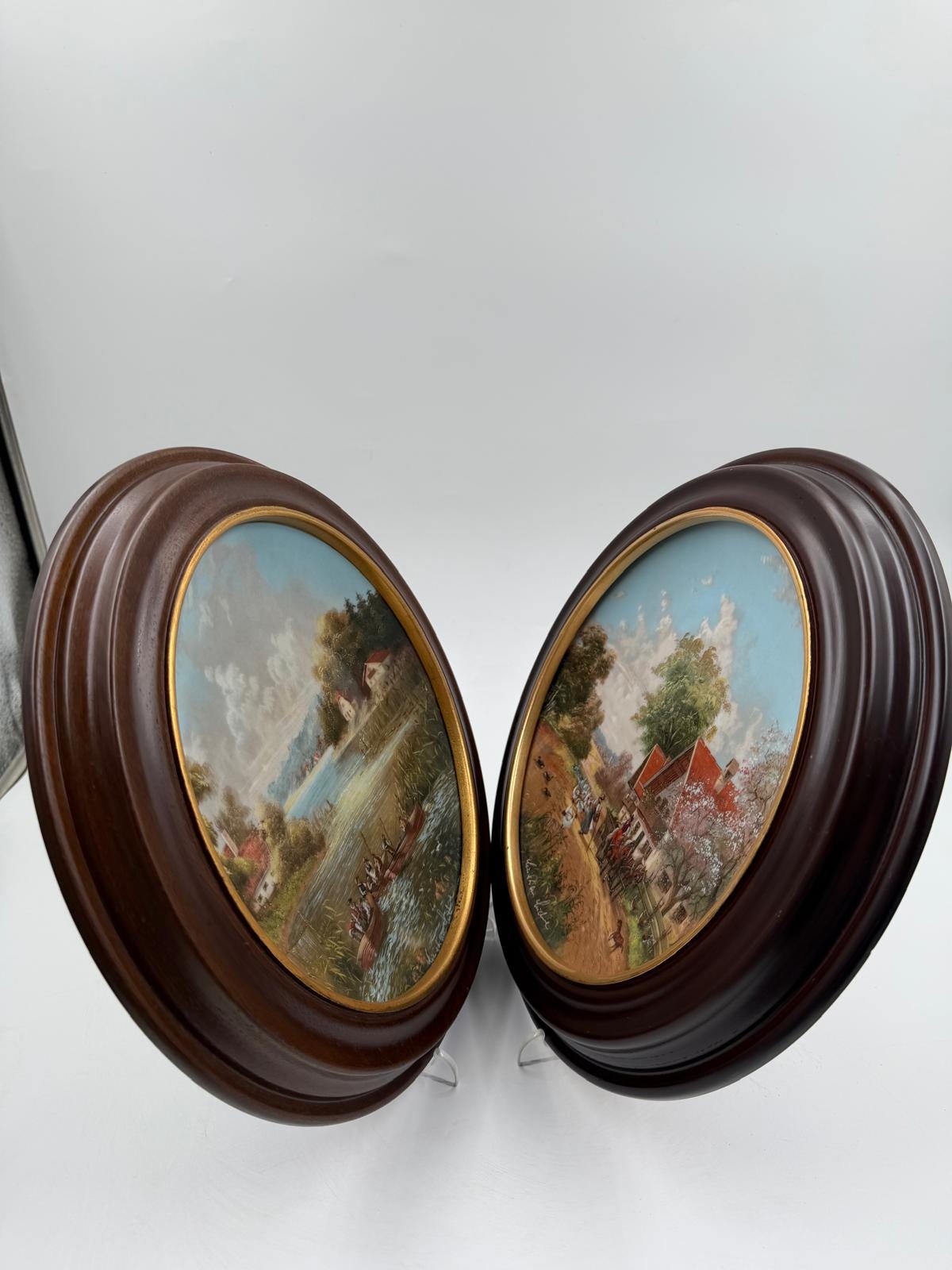 Vintage Sammelteller Set von 2 Lückels idyllisches Dorfleben von Christian Lückel für Seltmann Weiden mit Van Hygan und Smythe Rahmen