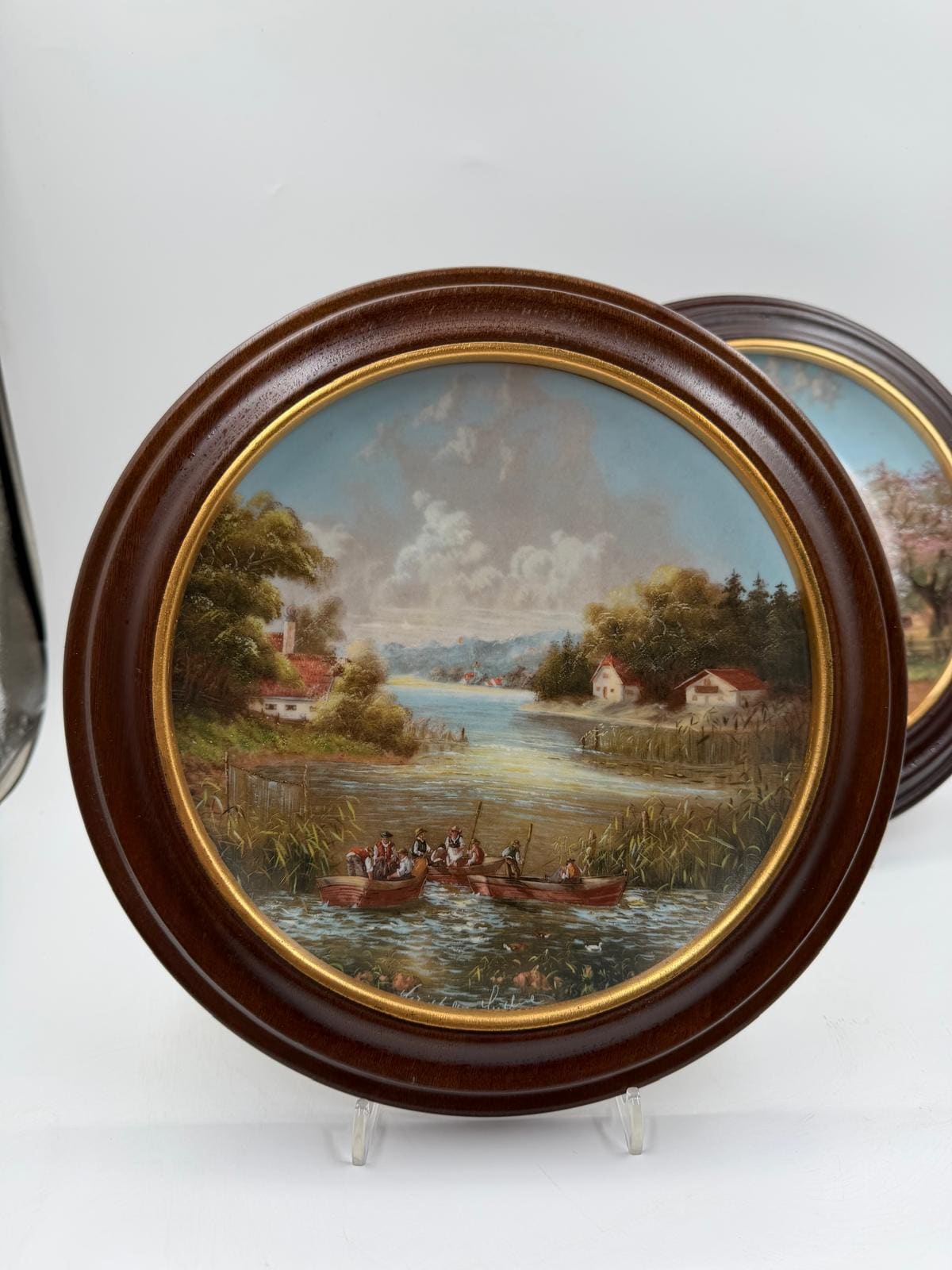 Vintage Sammelteller Set von 2 Lückels idyllisches Dorfleben von Christian Lückel für Seltmann Weiden mit Van Hygan und Smythe Rahmen