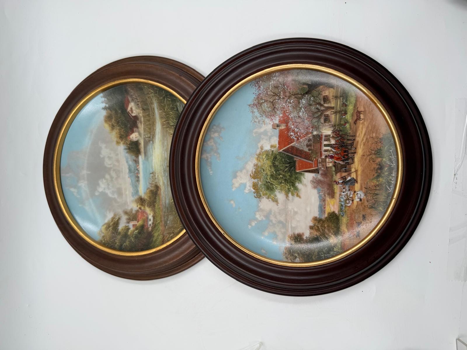 Vintage Sammelteller Set von 2 Lückels idyllisches Dorfleben von Christian Lückel für Seltmann Weiden mit Van Hygan und Smythe Rahmen