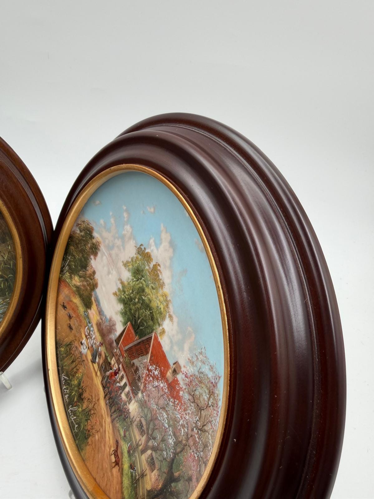 Vintage Sammelteller Set von 2 Lückels idyllisches Dorfleben von Christian Lückel für Seltmann Weiden mit Van Hygan und Smythe Rahmen