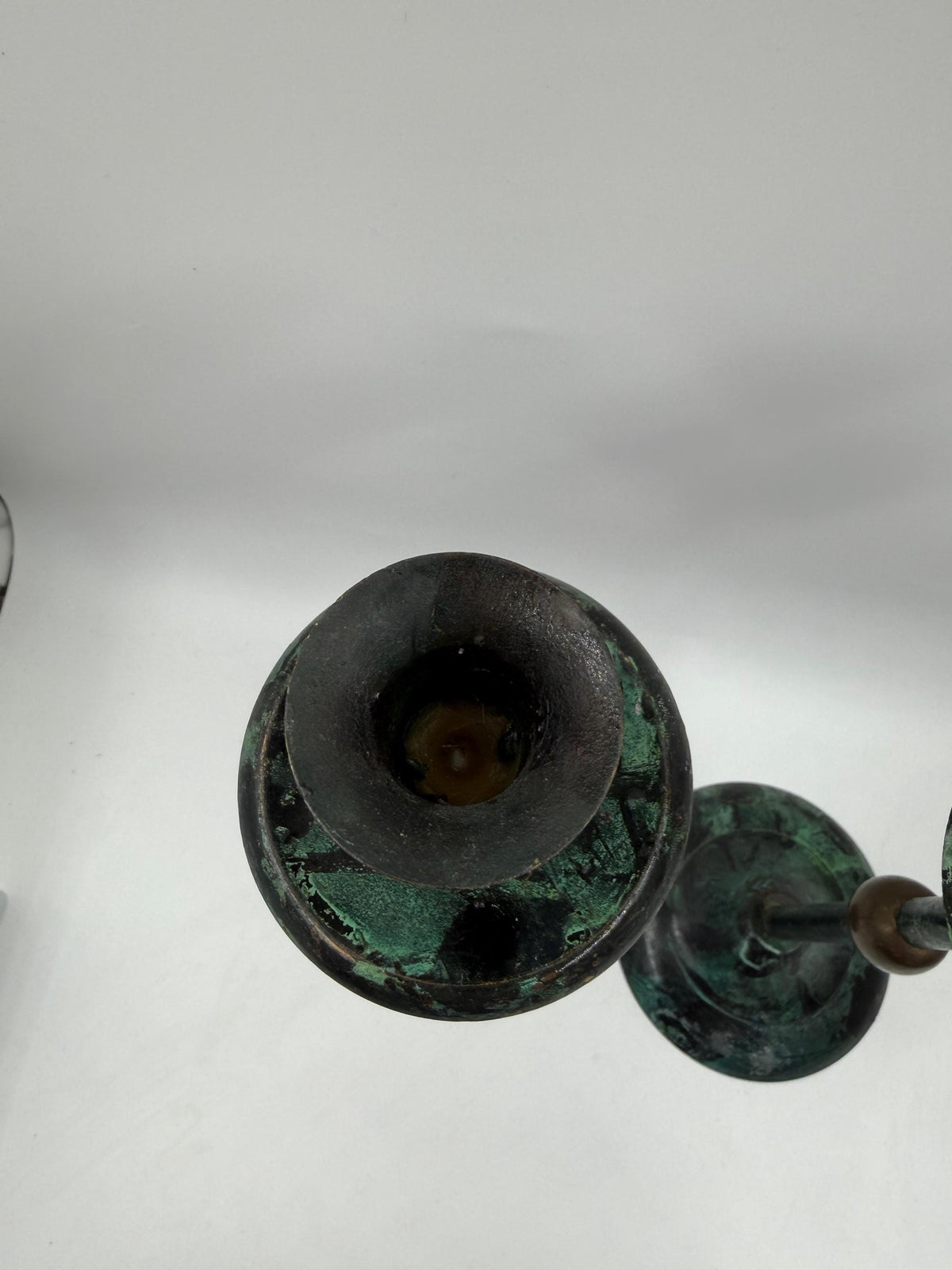 Vintage Kerzenständer Set von 2 Kupferoptik mit Goldkugel und grüner Patina