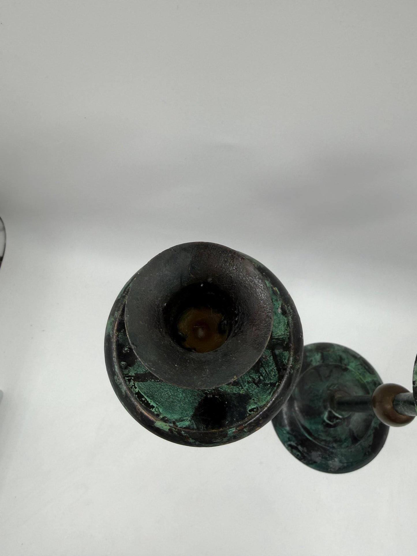 Vintage Kerzenständer Set von 2 Kupferoptik mit Goldkugel und grüner Patina
