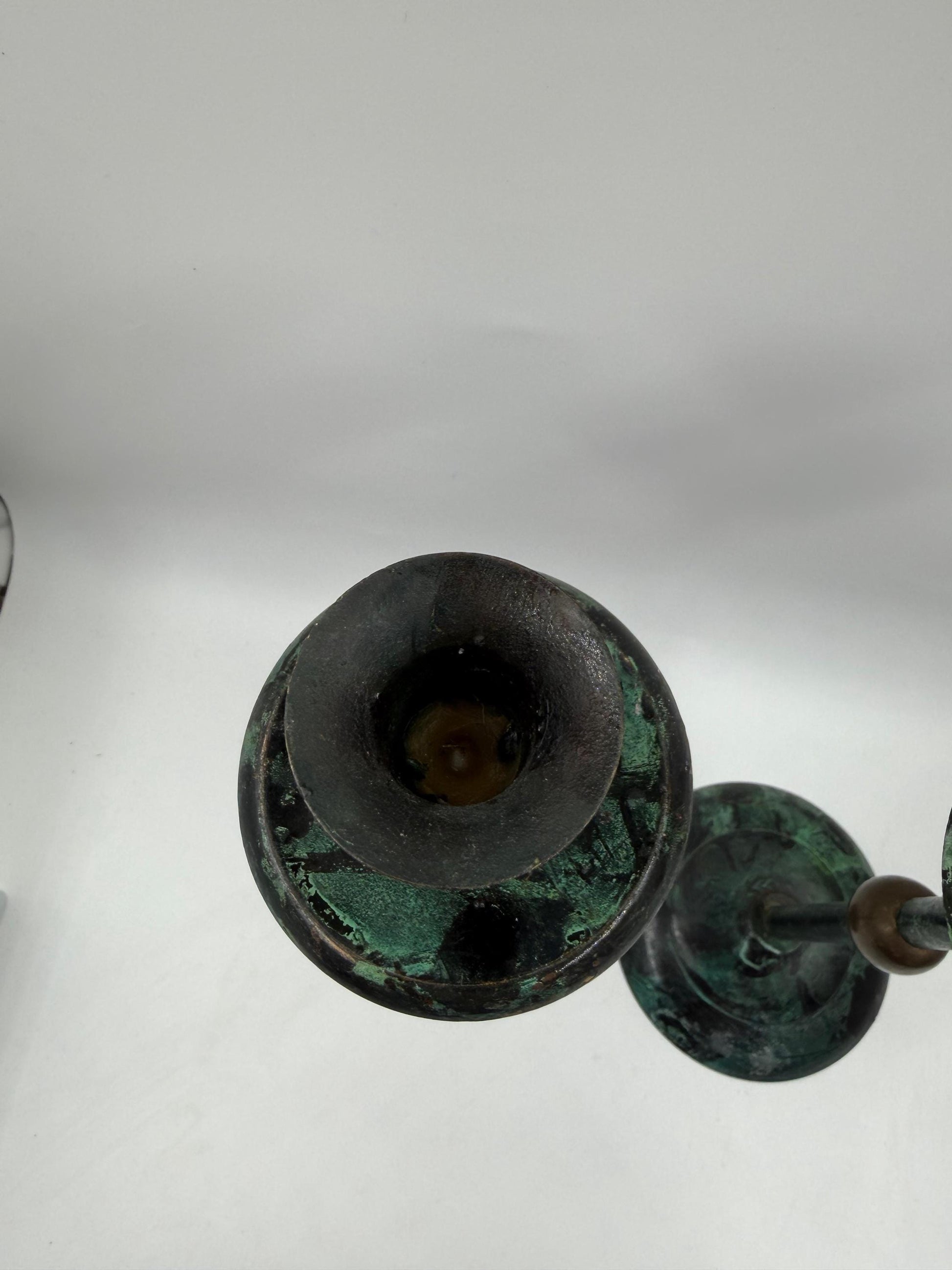 Vintage Kerzenständer Set von 2 Kupferoptik mit Goldkugel und grüner Patina