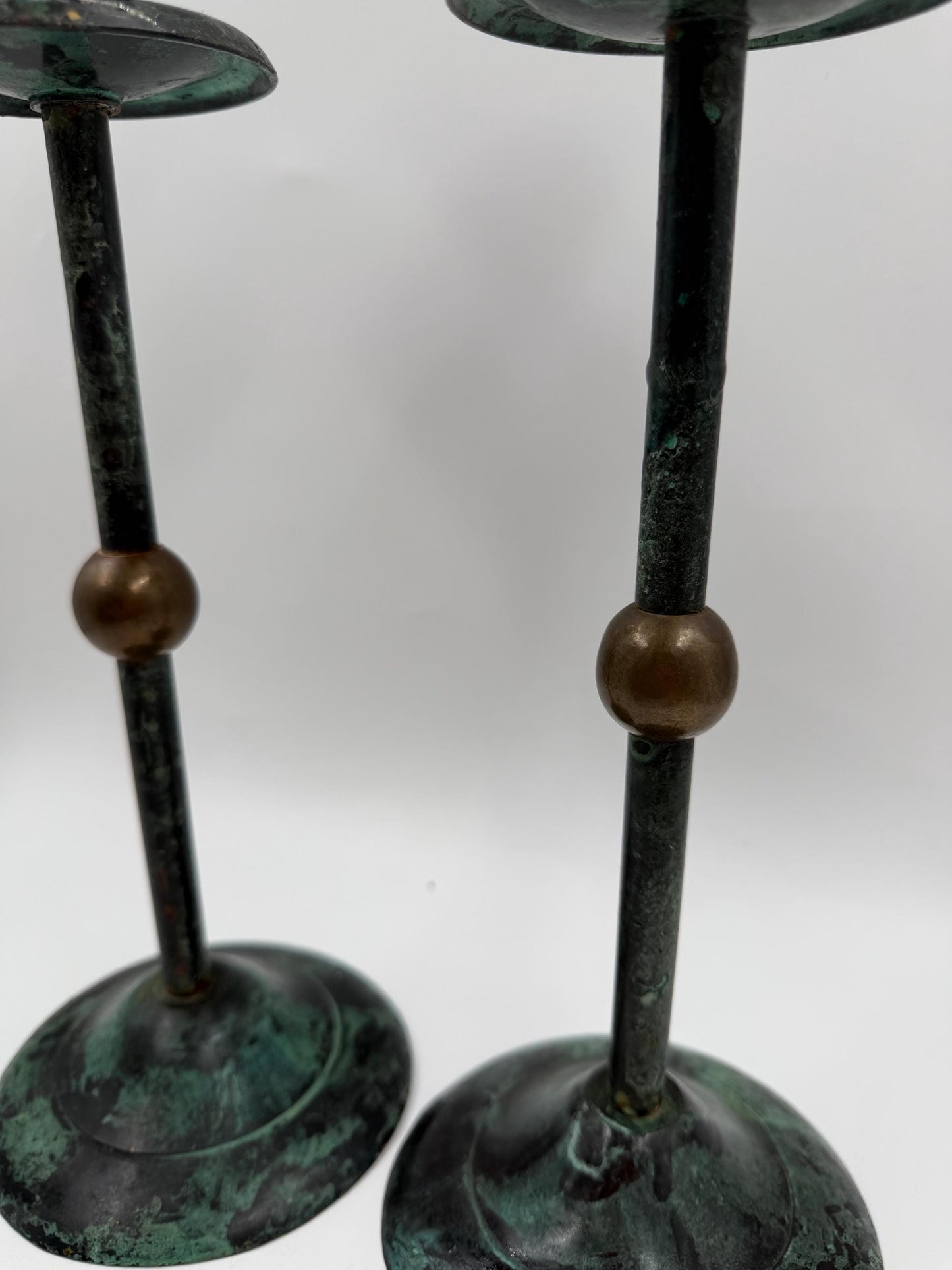 Vintage Kerzenständer Set von 2 Kupferoptik mit Goldkugel und grüner Patina