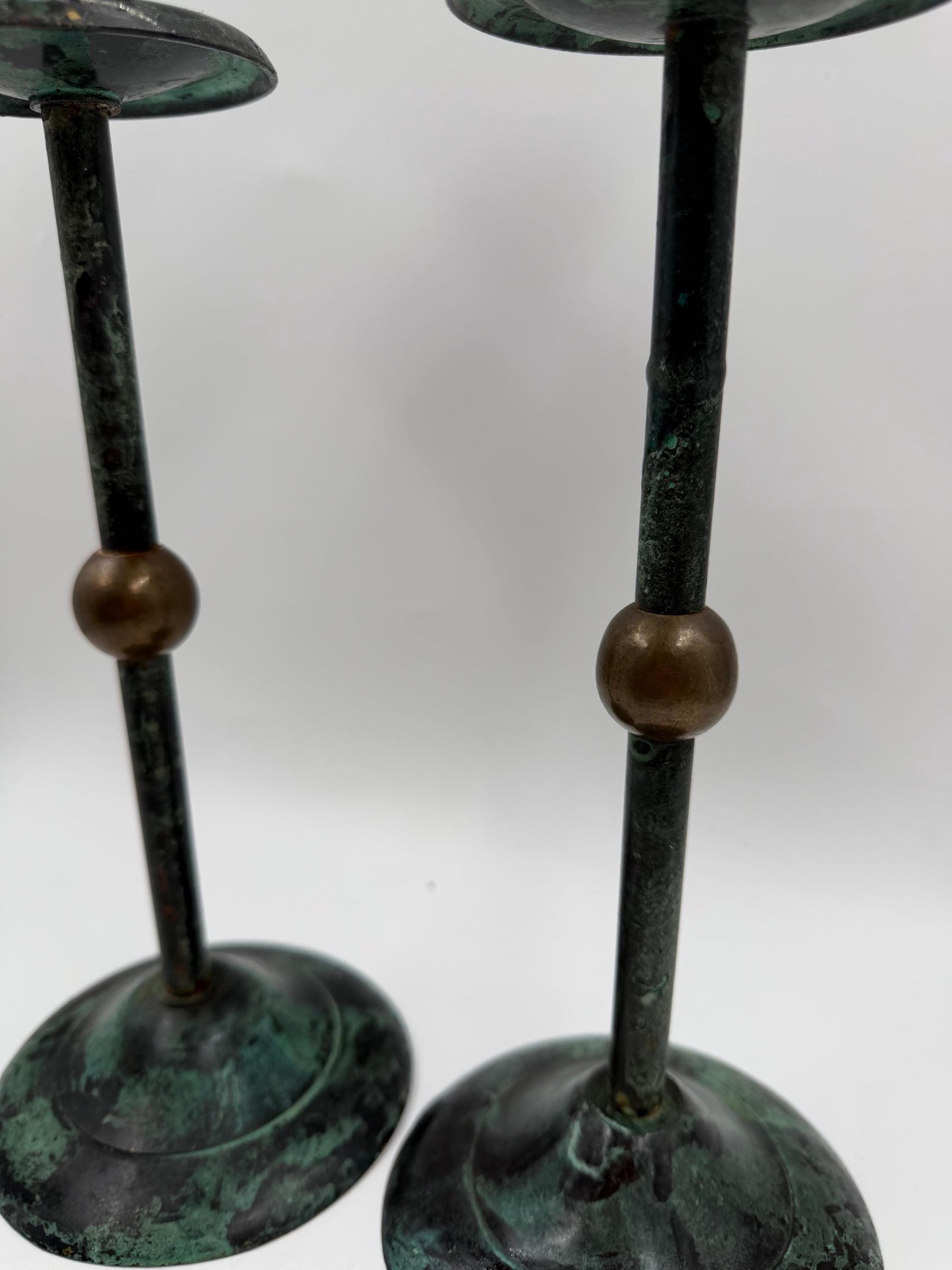 Vintage Kerzenständer Set von 2 Kupferoptik mit Goldkugel und grüner Patina