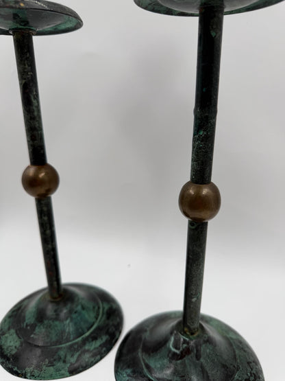 Vintage Kerzenständer Set von 2 Kupferoptik mit Goldkugel und grüner Patina