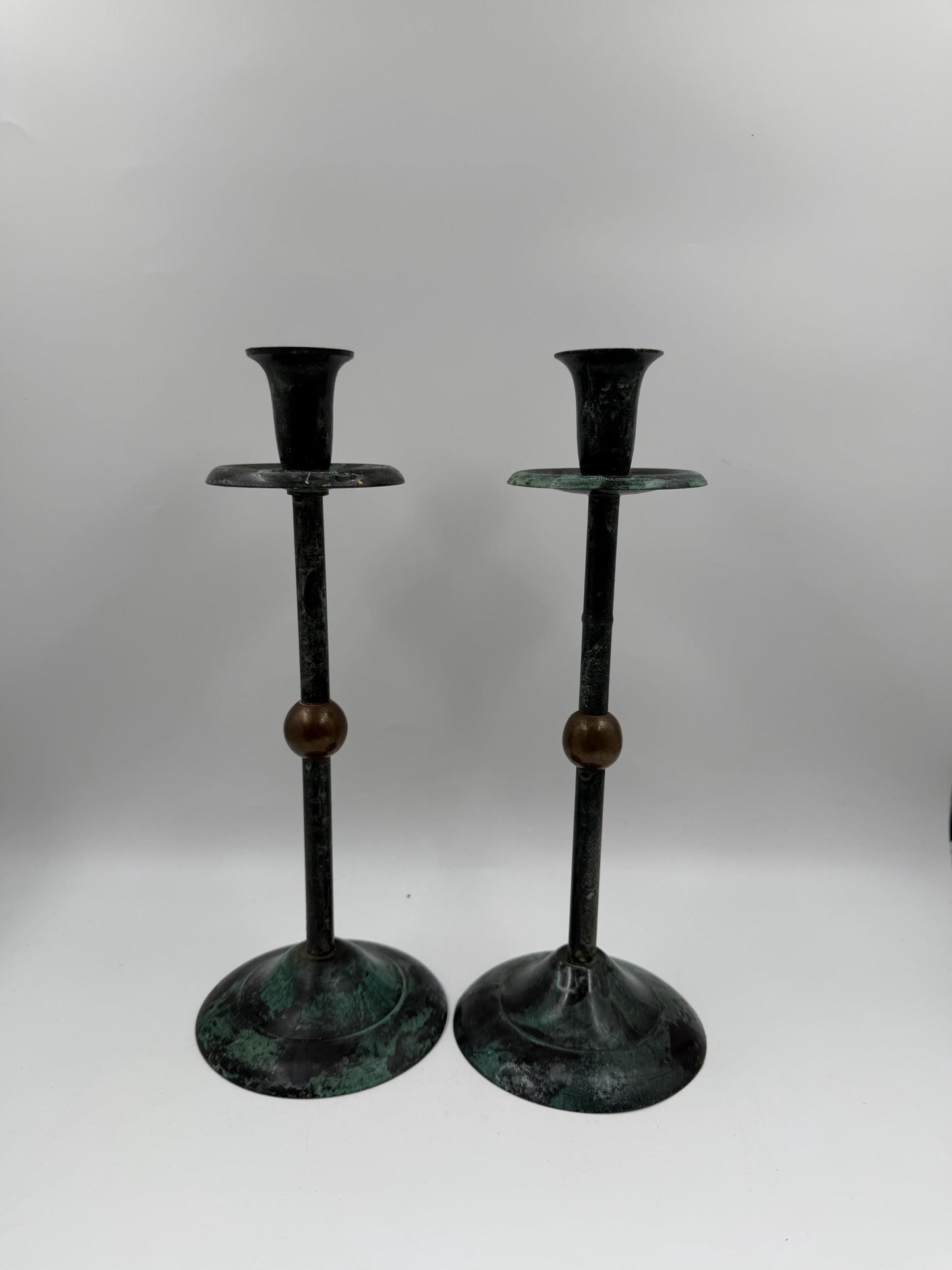 Vintage Kerzenständer Set von 2 Kupferoptik mit Goldkugel und grüner Patina