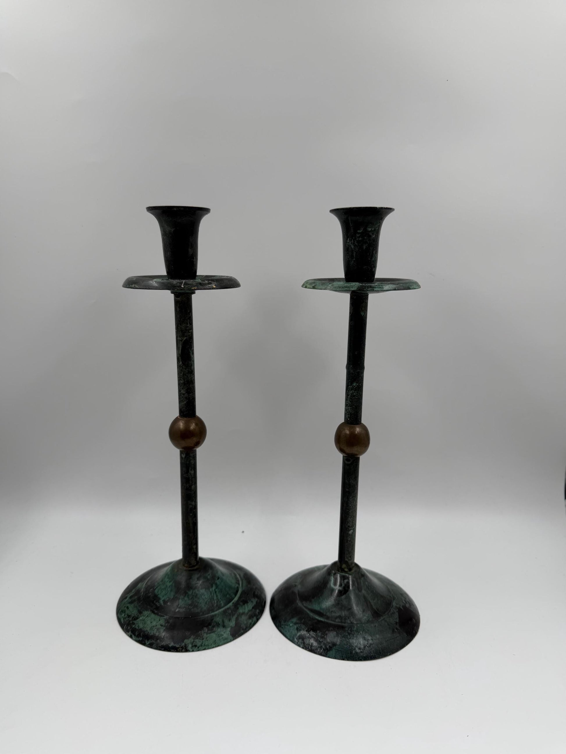 Vintage Kerzenständer Set von 2 Kupferoptik mit Goldkugel und grüner Patina