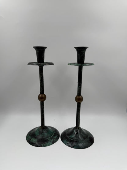 Vintage Kerzenständer Set von 2 Kupferoptik mit Goldkugel und grüner Patina