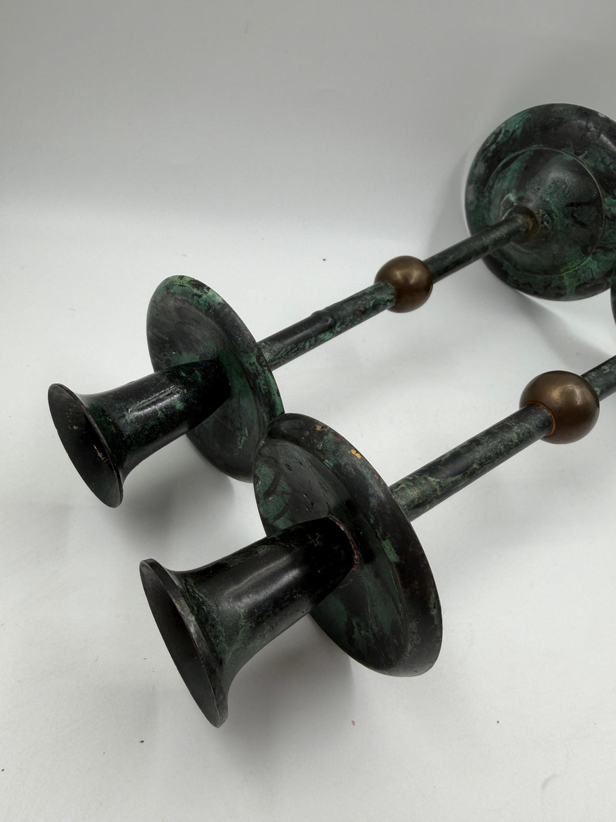 Vintage Kerzenständer Set von 2 Kupferoptik mit Goldkugel und grüner Patina