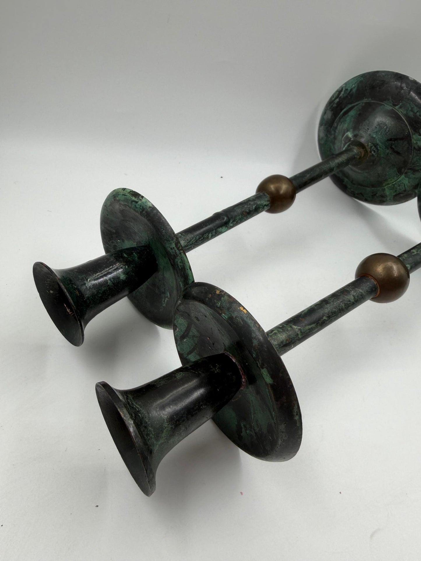 Vintage Kerzenständer Set von 2 Kupferoptik mit Goldkugel und grüner Patina