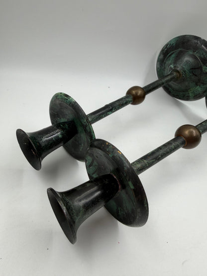 Vintage Kerzenständer Set von 2 Kupferoptik mit Goldkugel und grüner Patina