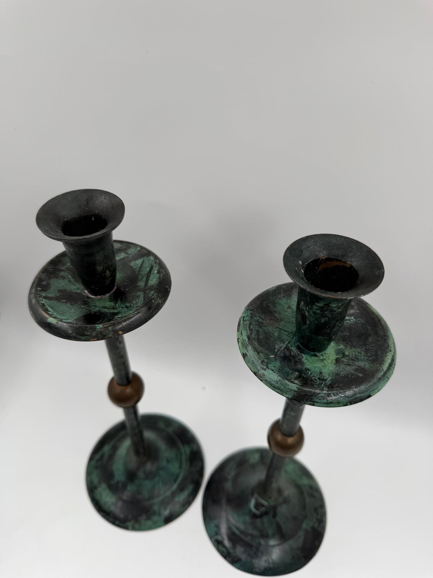 Vintage Kerzenständer Set von 2 Kupferoptik mit Goldkugel und grüner Patina
