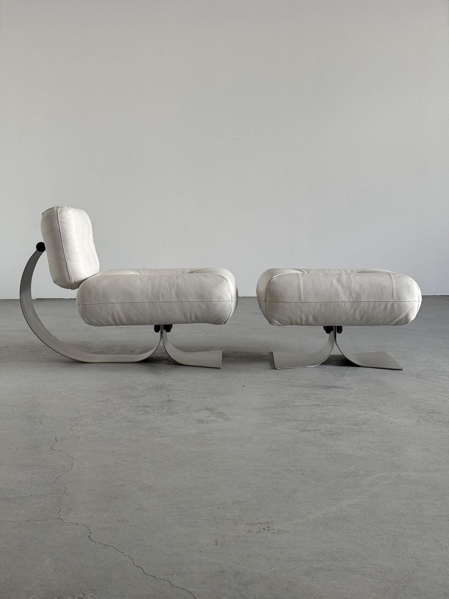 Vintage Lounge Chair Alta von Oscar Niemeyer für Mobilier International, Weißes Leder