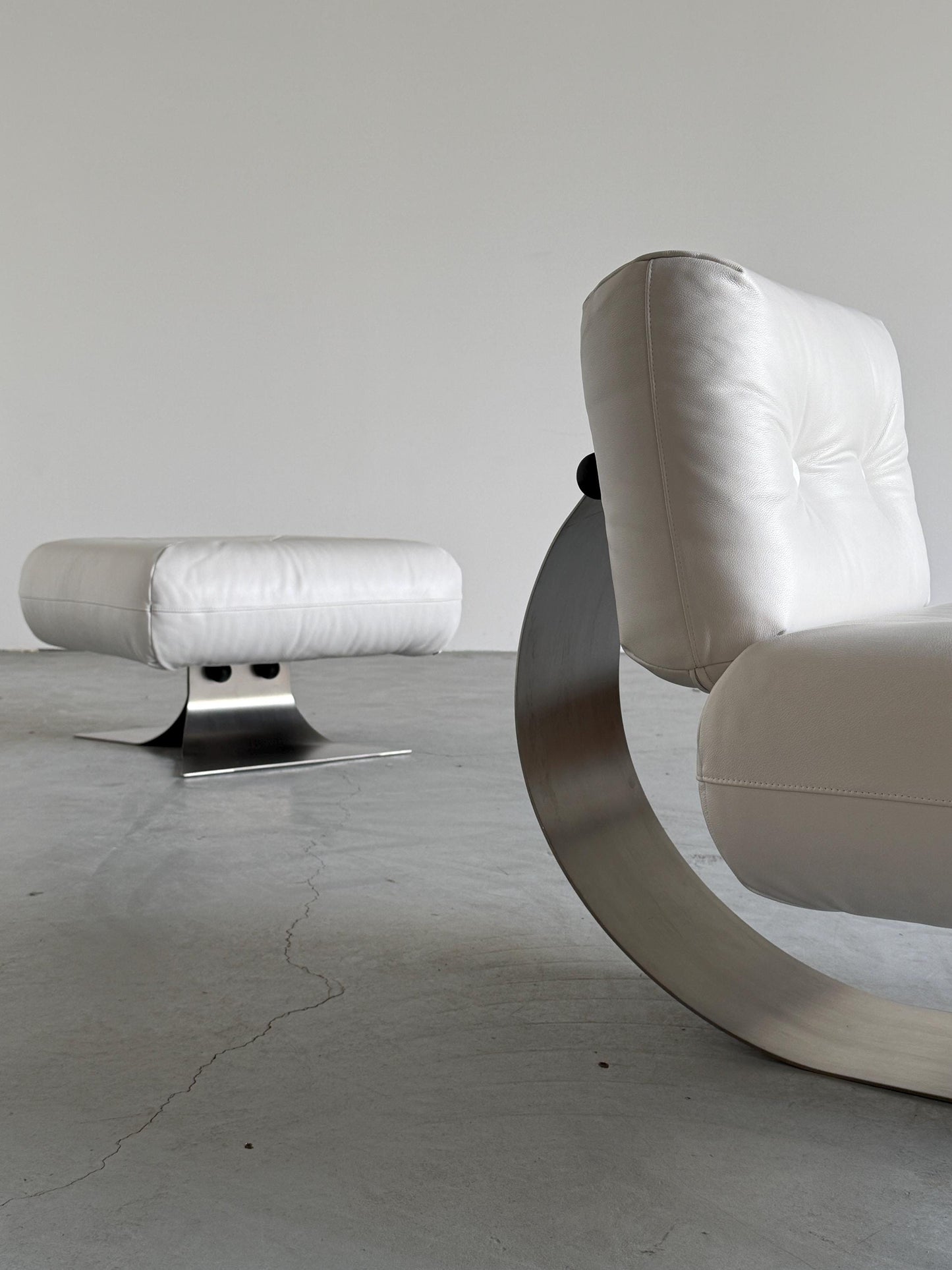 Vintage Lounge Chair Alta von Oscar Niemeyer für Mobilier International, Weißes Leder