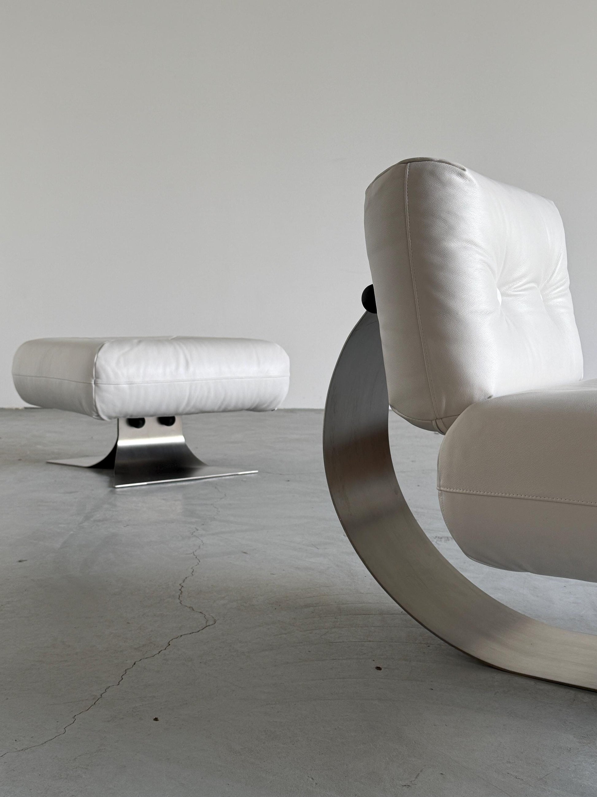 Vintage Lounge Chair Alta von Oscar Niemeyer für Mobilier International, Weißes Leder