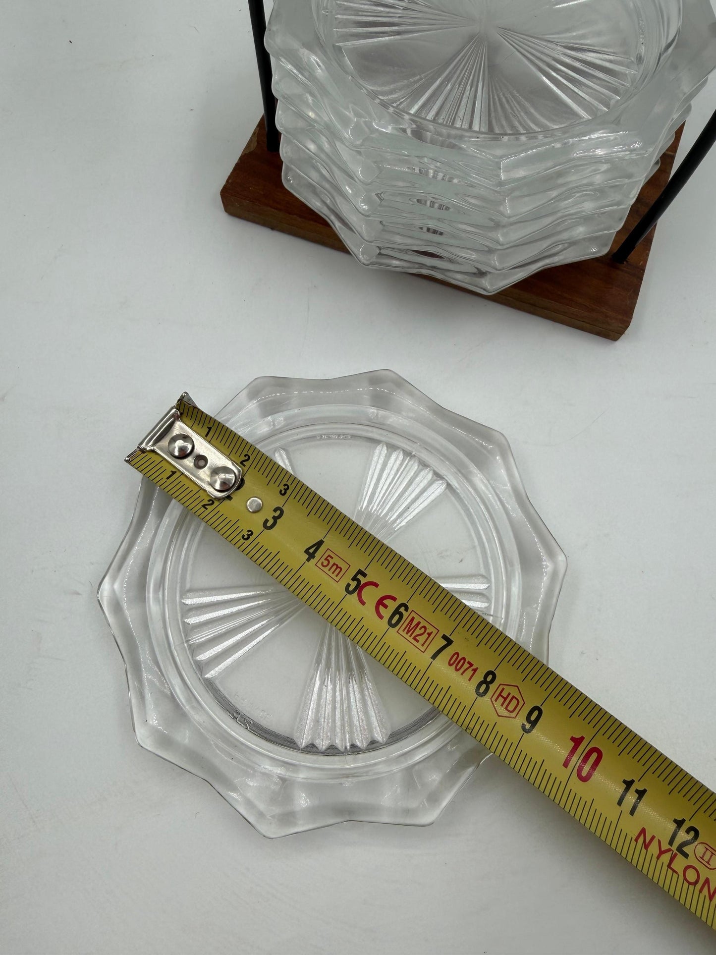 Vintage Untersetzer Set aus Bleikristall mit Holz Draht Gestell, stapelbar, klar dunkel