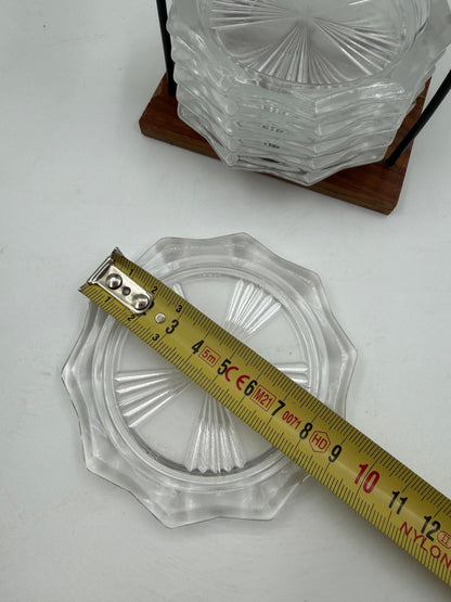 Vintage Untersetzer Set aus Bleikristall mit Holz Draht Gestell, stapelbar, klar dunkel