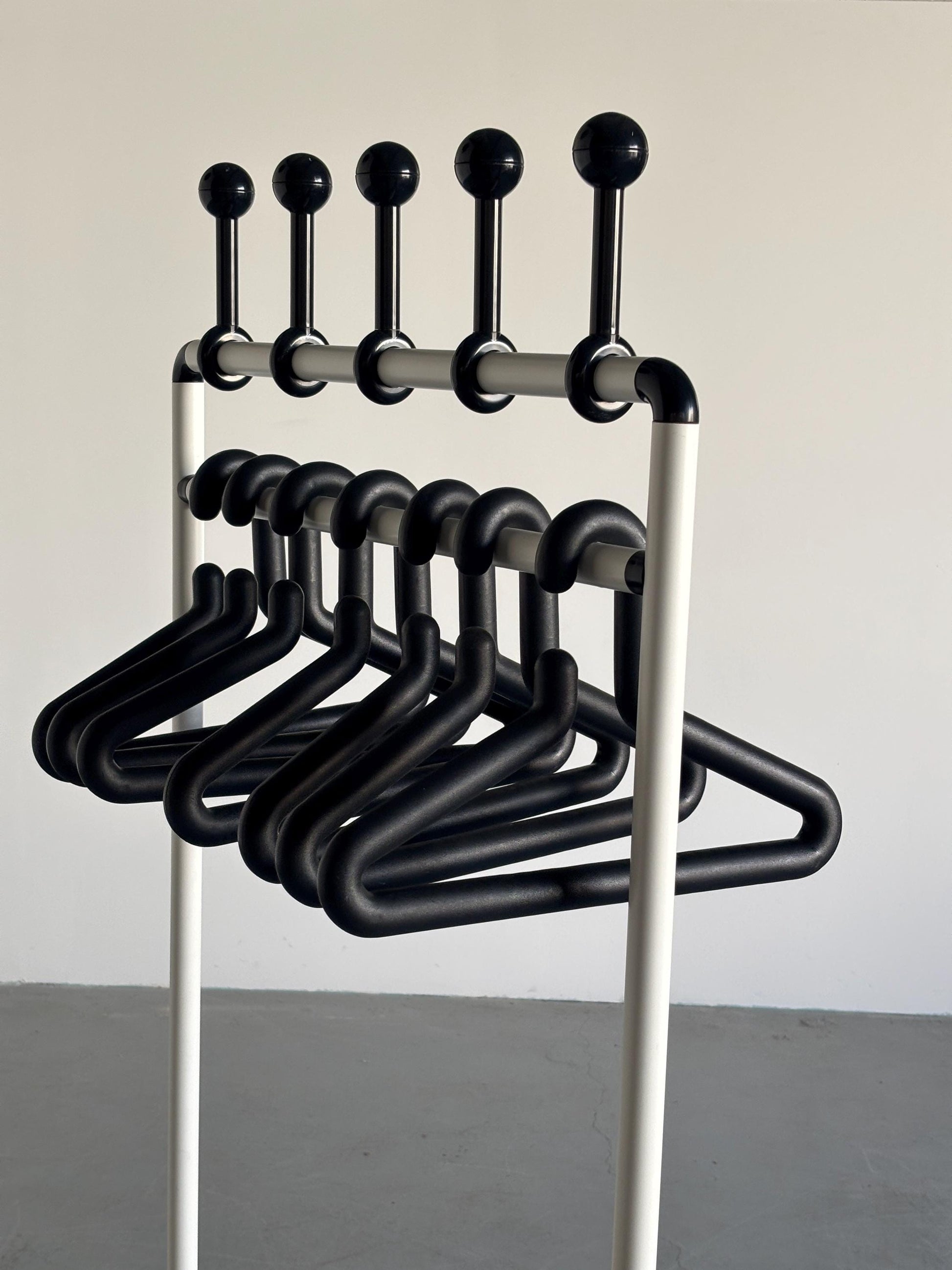 Vintage Garderobenständer Schwarz Weiß aus Metall und Kunststoff