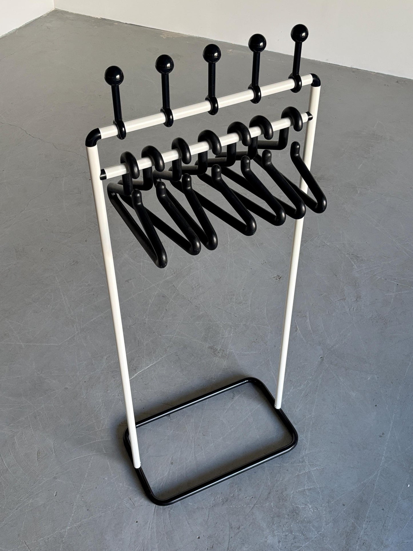 Vintage Garderobenständer Schwarz Weiß aus Metall und Kunststoff