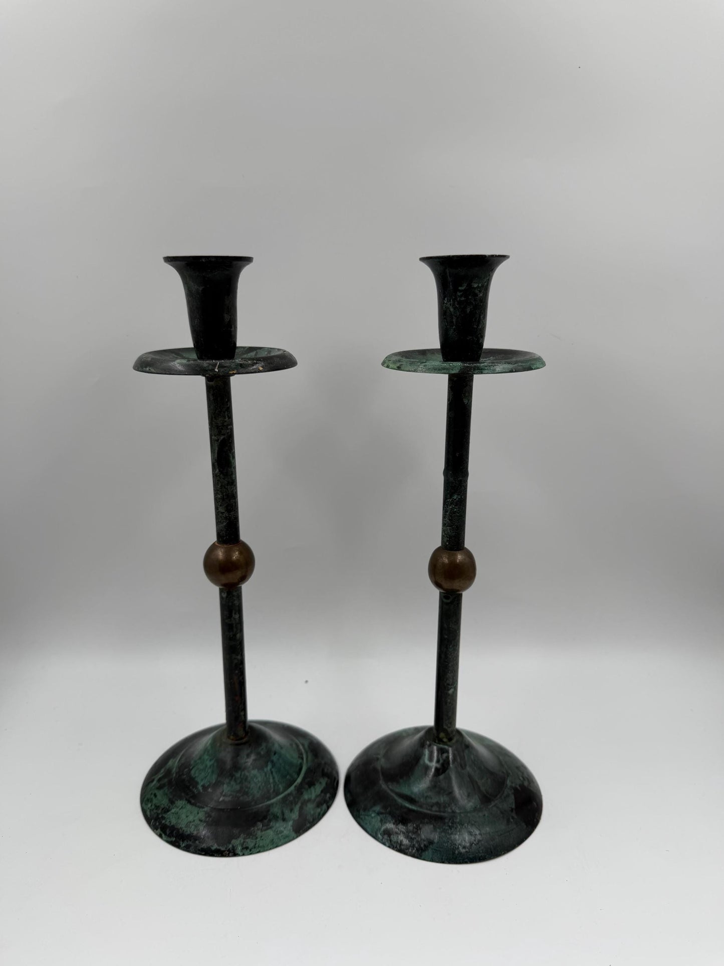 Vintage Kerzenständer Set von 2 Kupferoptik mit Goldkugel und grüner Patina
