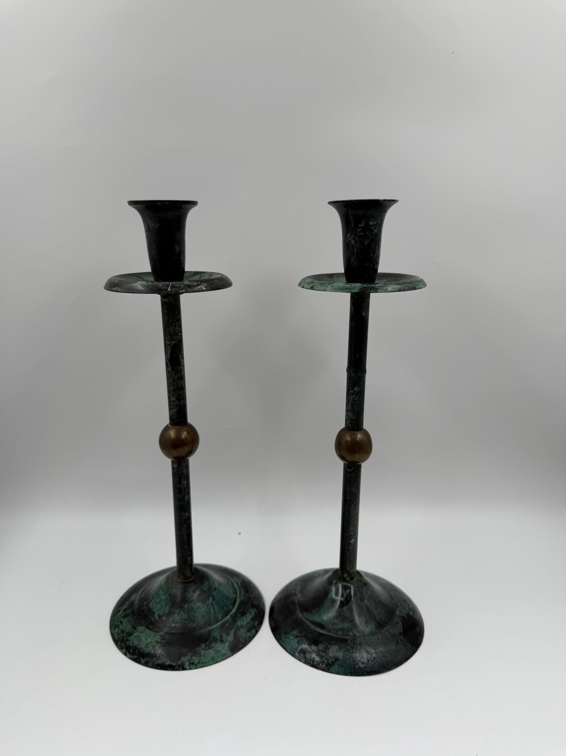 Vintage Kerzenständer Set von 2 Kupferoptik mit Goldkugel und grüner Patina