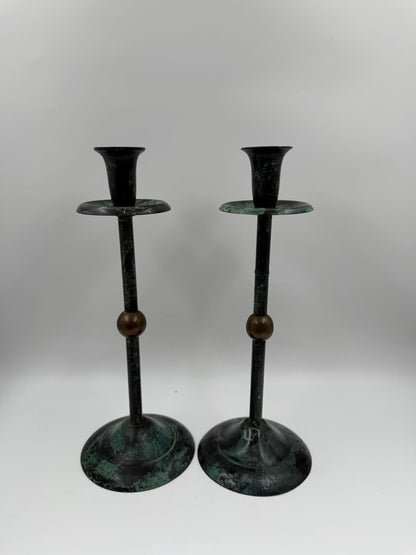 Vintage Kerzenständer Set von 2 Kupferoptik mit Goldkugel und grüner Patina