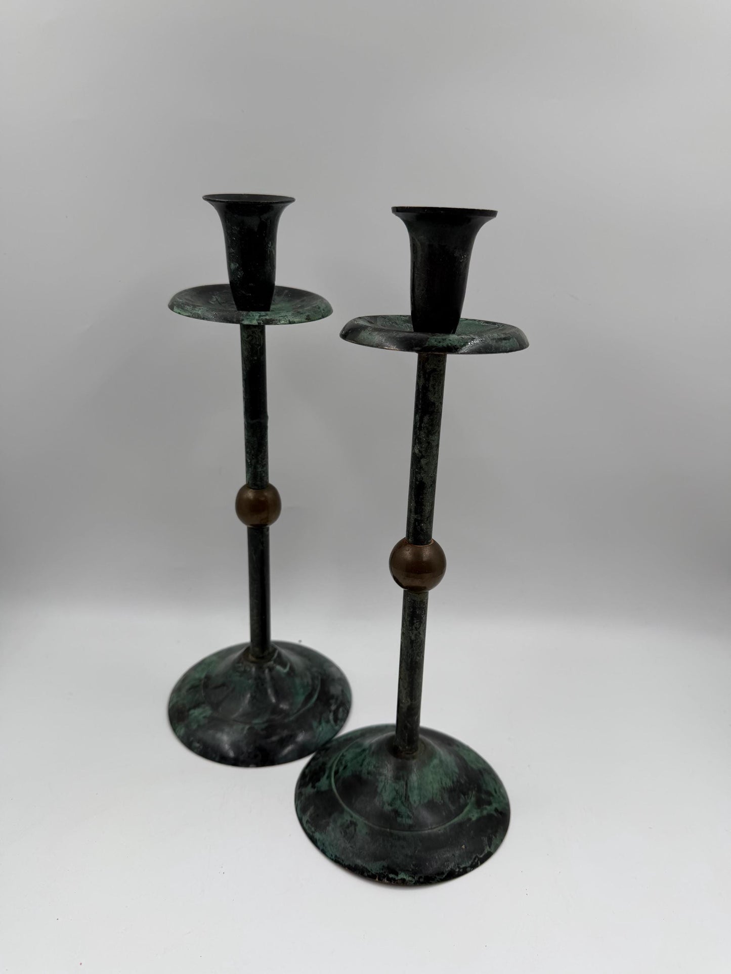 Vintage Kerzenständer Set von 2 Kupferoptik mit Goldkugel und grüner Patina