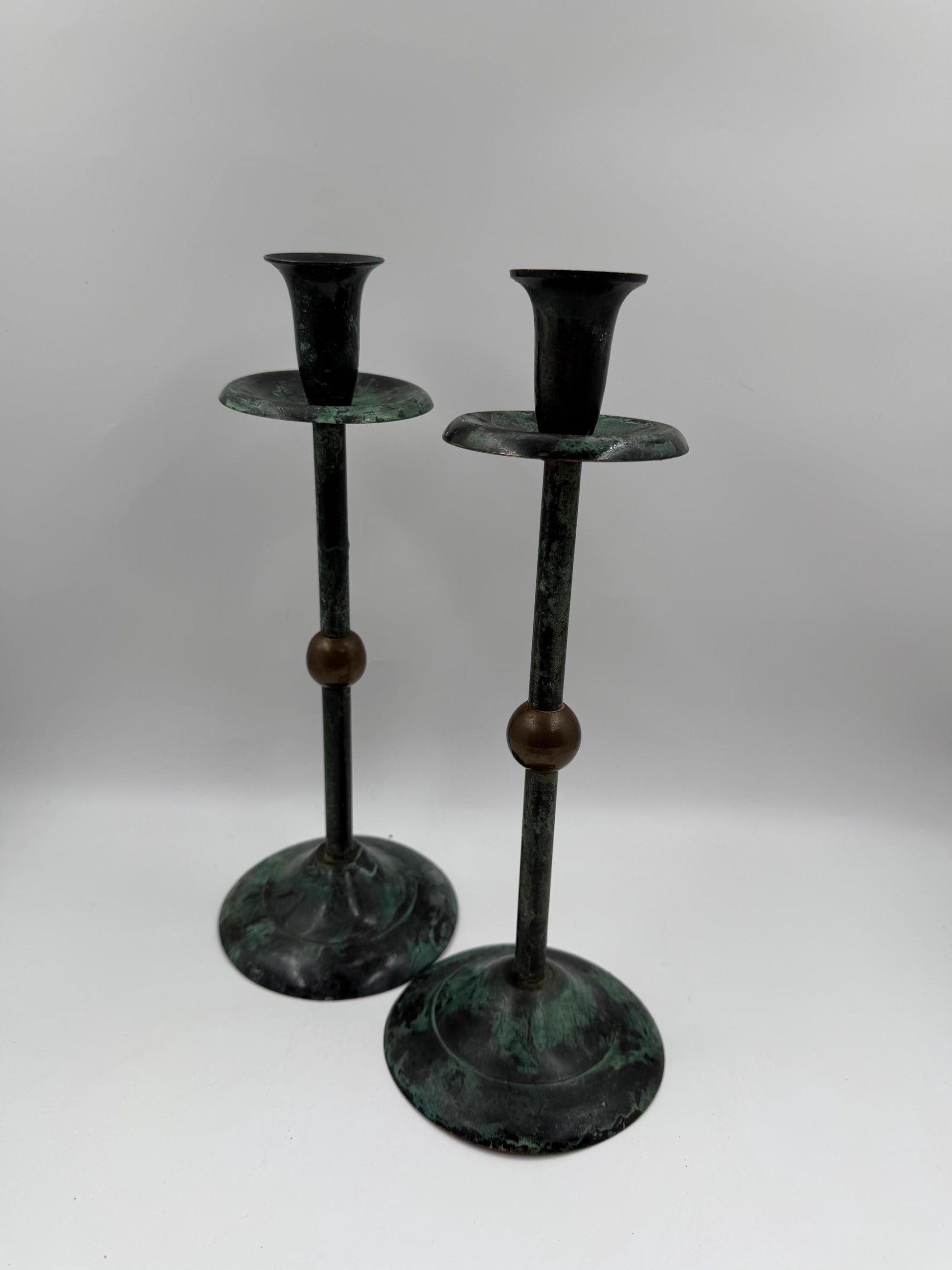 Vintage Kerzenständer Set von 2 Kupferoptik mit Goldkugel und grüner Patina