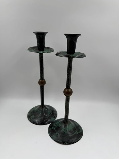 Vintage Kerzenständer Set von 2 Kupferoptik mit Goldkugel und grüner Patina