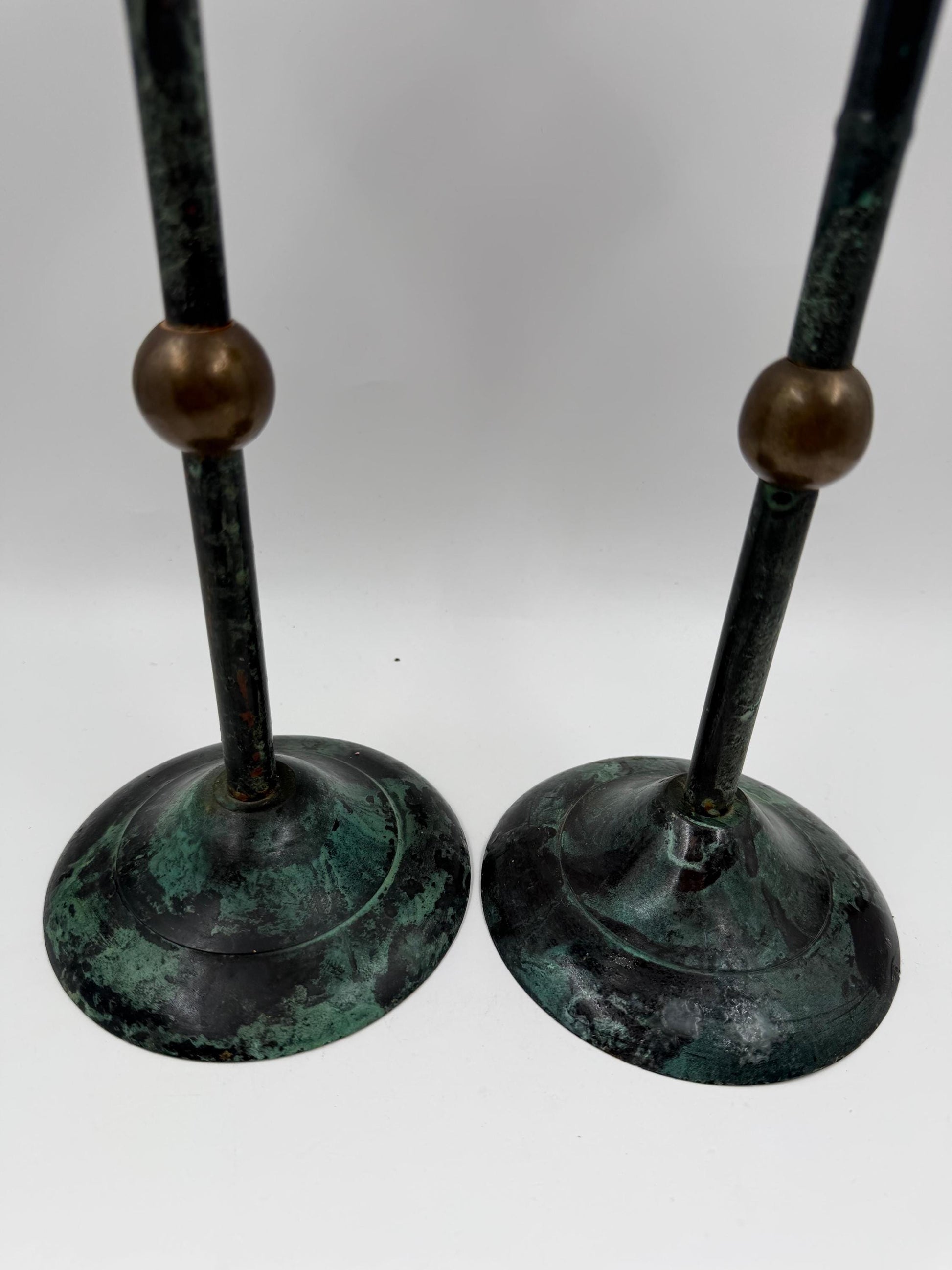 Vintage Kerzenständer Set von 2 Kupferoptik mit Goldkugel und grüner Patina