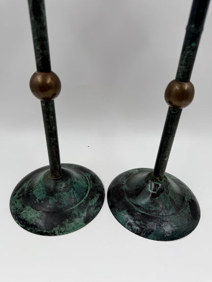 Vintage Kerzenständer Set von 2 Kupferoptik mit Goldkugel und grüner Patina