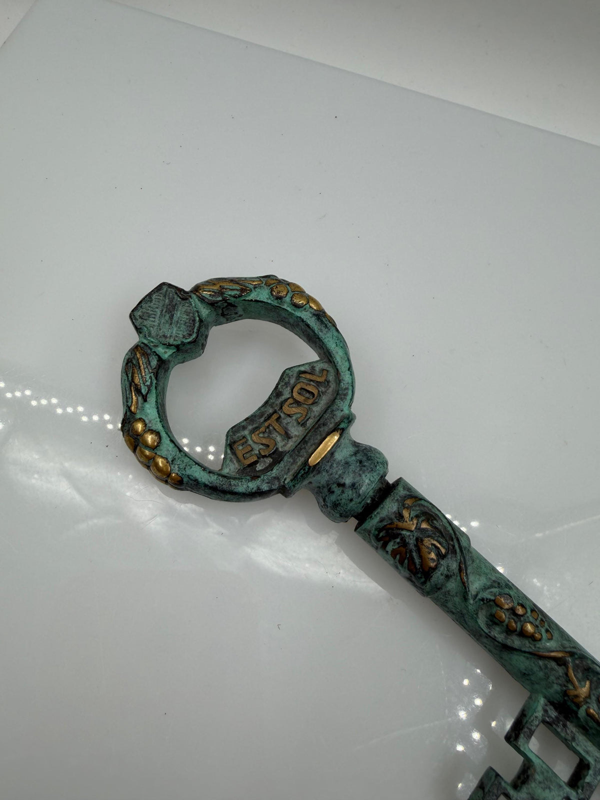 Vintage Korkenzieher "EST SOL" in Schlüsselform mit Grünspan-Patina