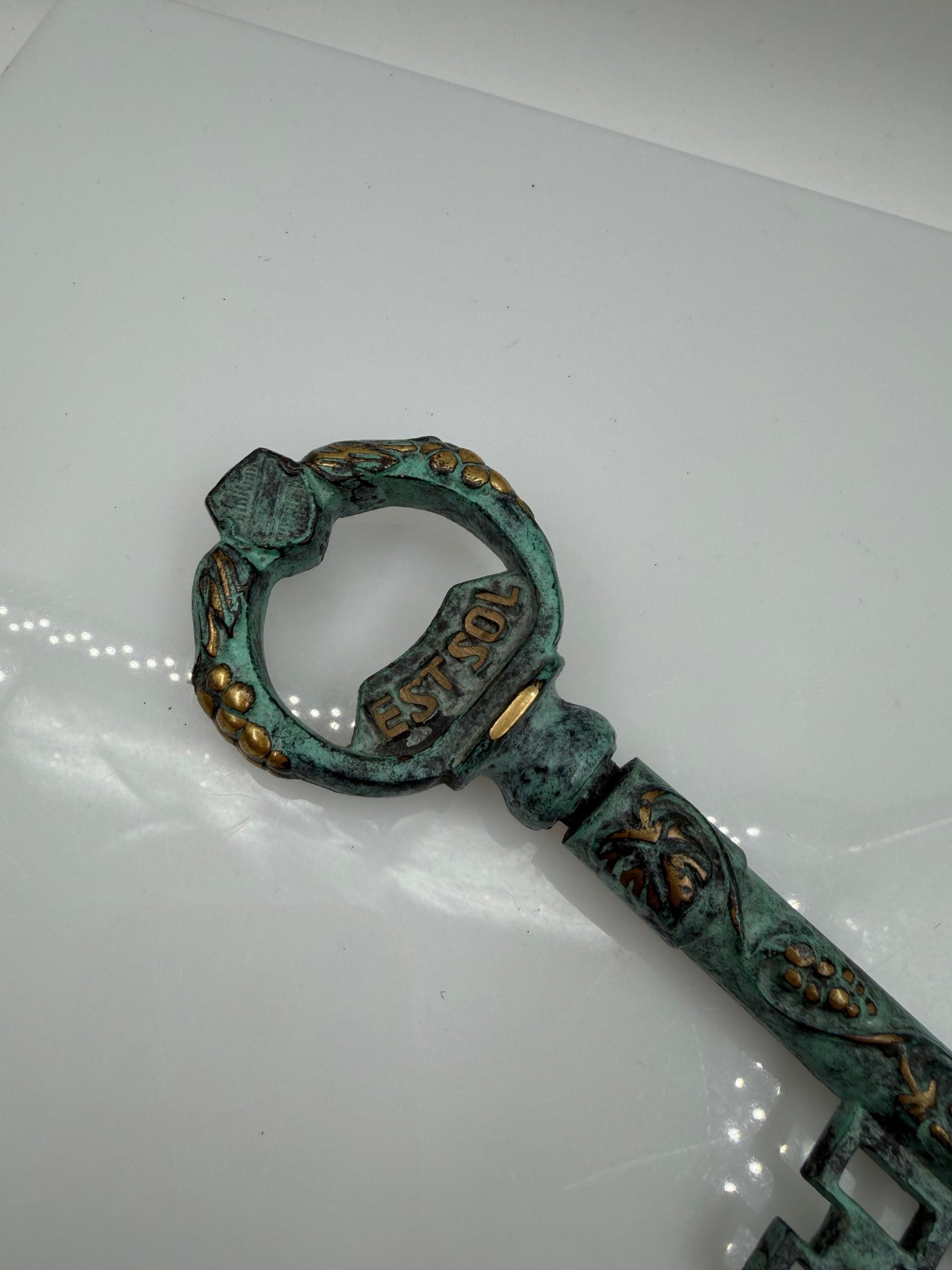 Vintage Korkenzieher "EST SOL" in Schlüsselform mit Grünspan-Patina