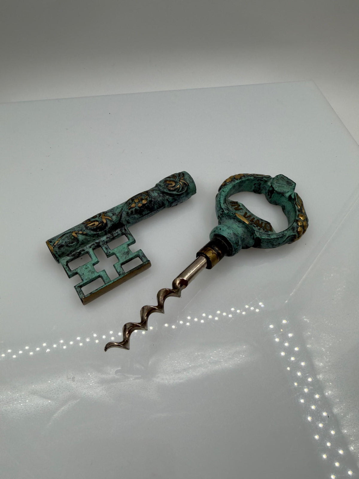 Vintage Korkenzieher "EST SOL" in Schlüsselform mit Grünspan-Patina