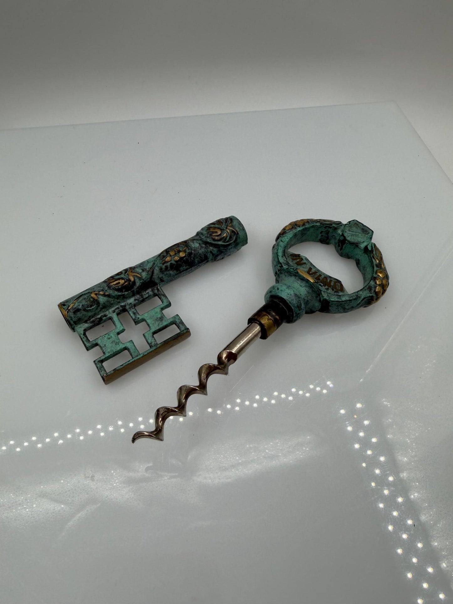 Vintage Korkenzieher "EST SOL" in Schlüsselform mit Grünspan-Patina