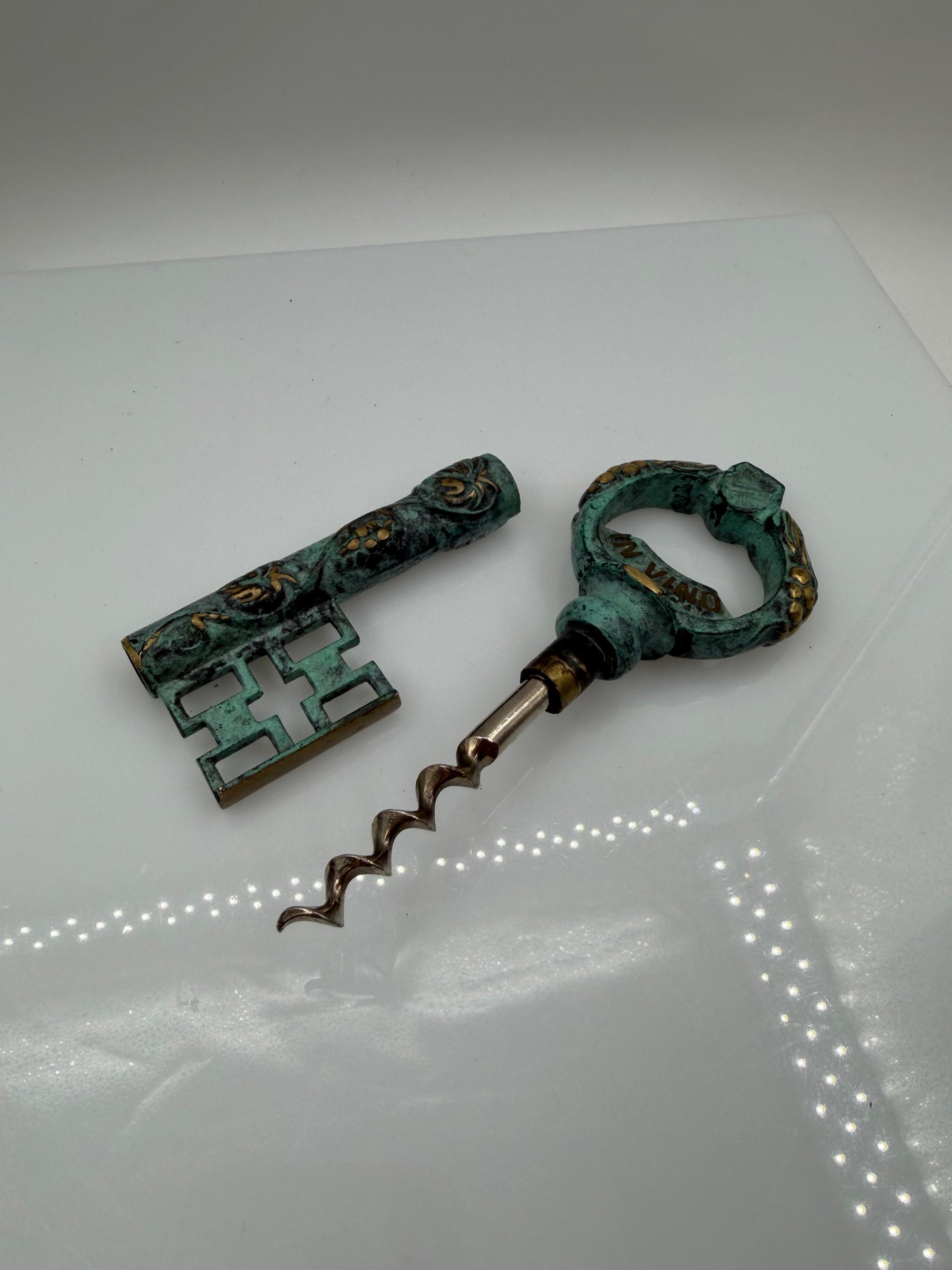 Vintage Korkenzieher "EST SOL" in Schlüsselform mit Grünspan-Patina