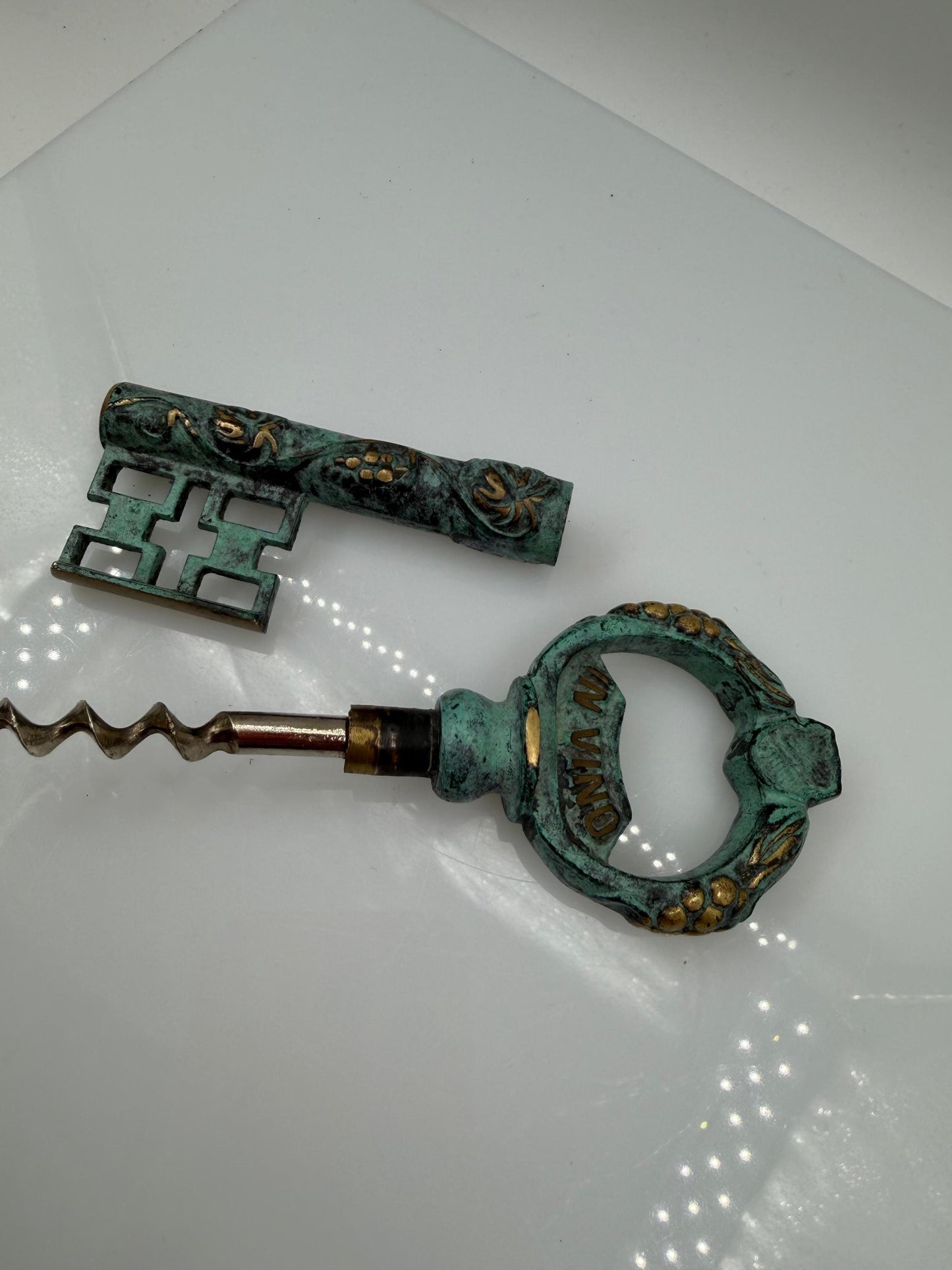 Vintage Korkenzieher "EST SOL" in Schlüsselform mit Grünspan-Patina