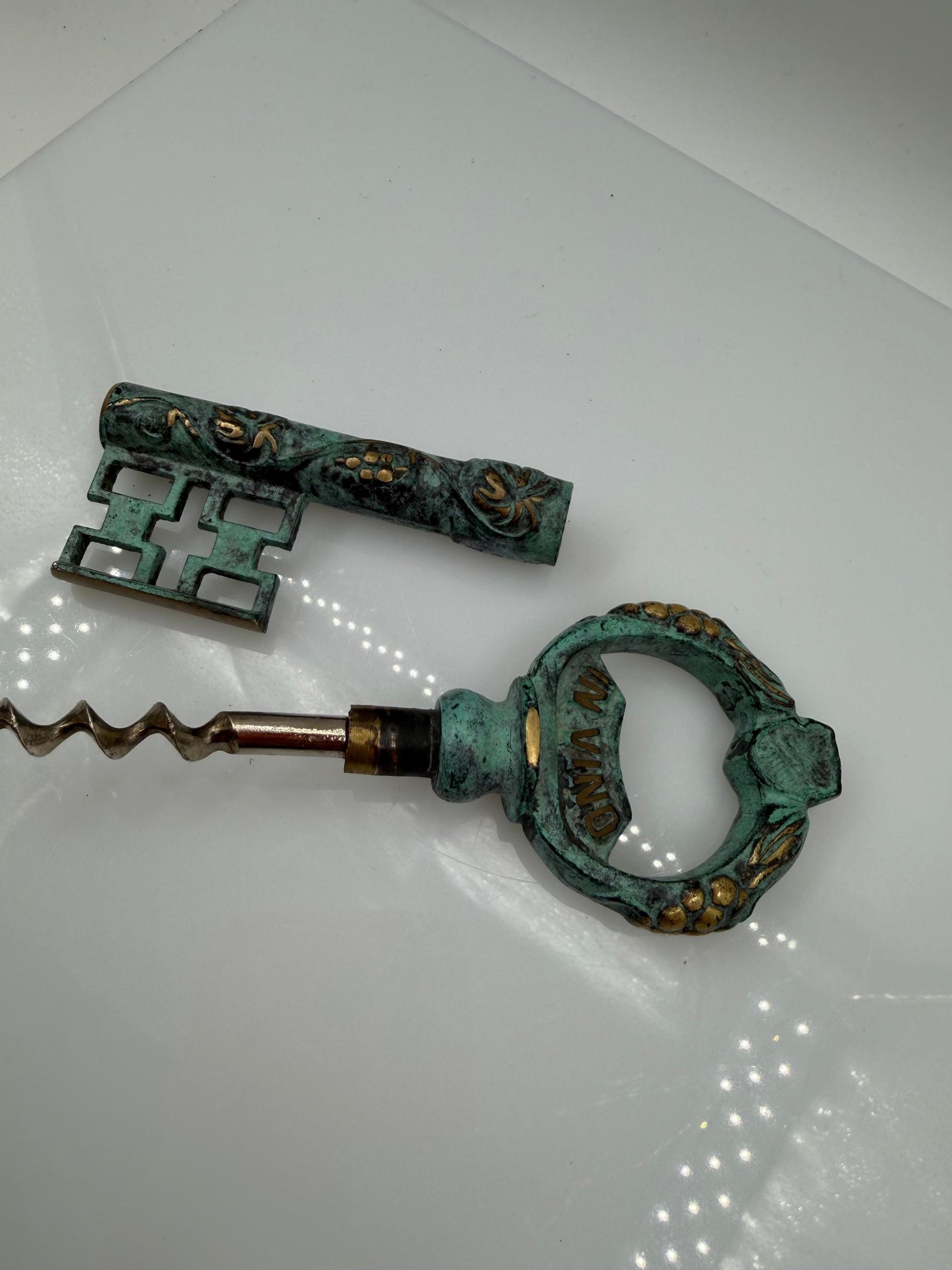 Vintage Korkenzieher "EST SOL" in Schlüsselform mit Grünspan-Patina