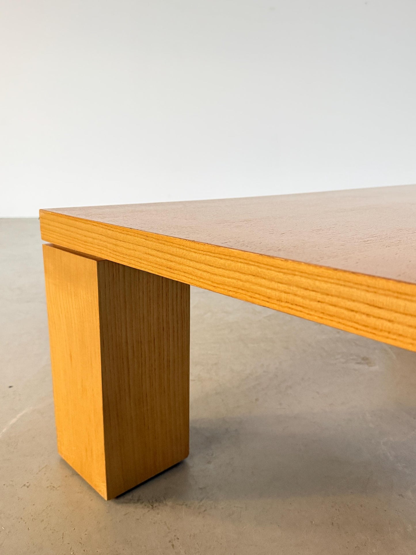 Vintage Couchtisch aus weißem Eichenfurnier, architektonisch