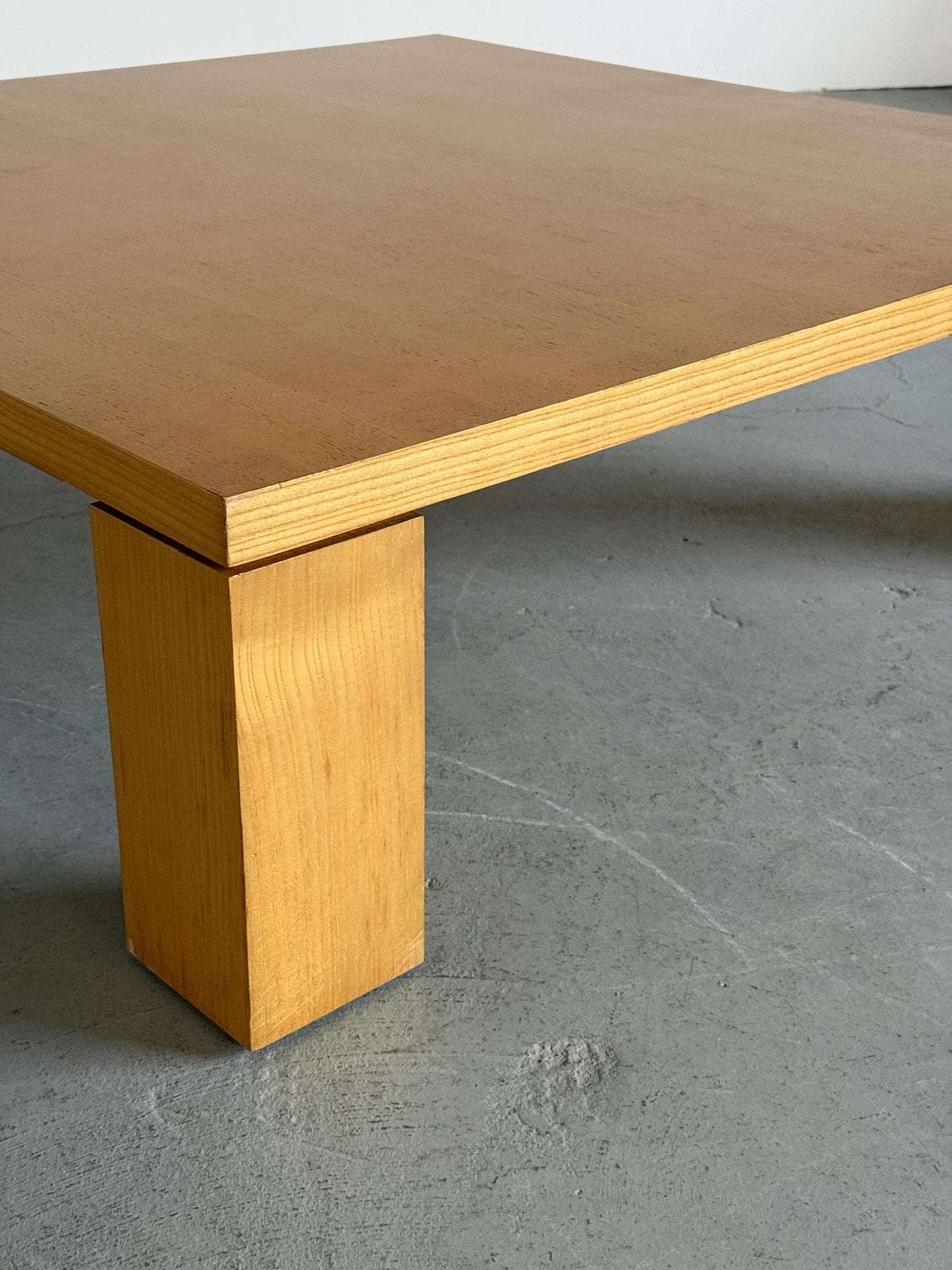 Vintage Couchtisch aus weißem Eichenfurnier, architektonisch
