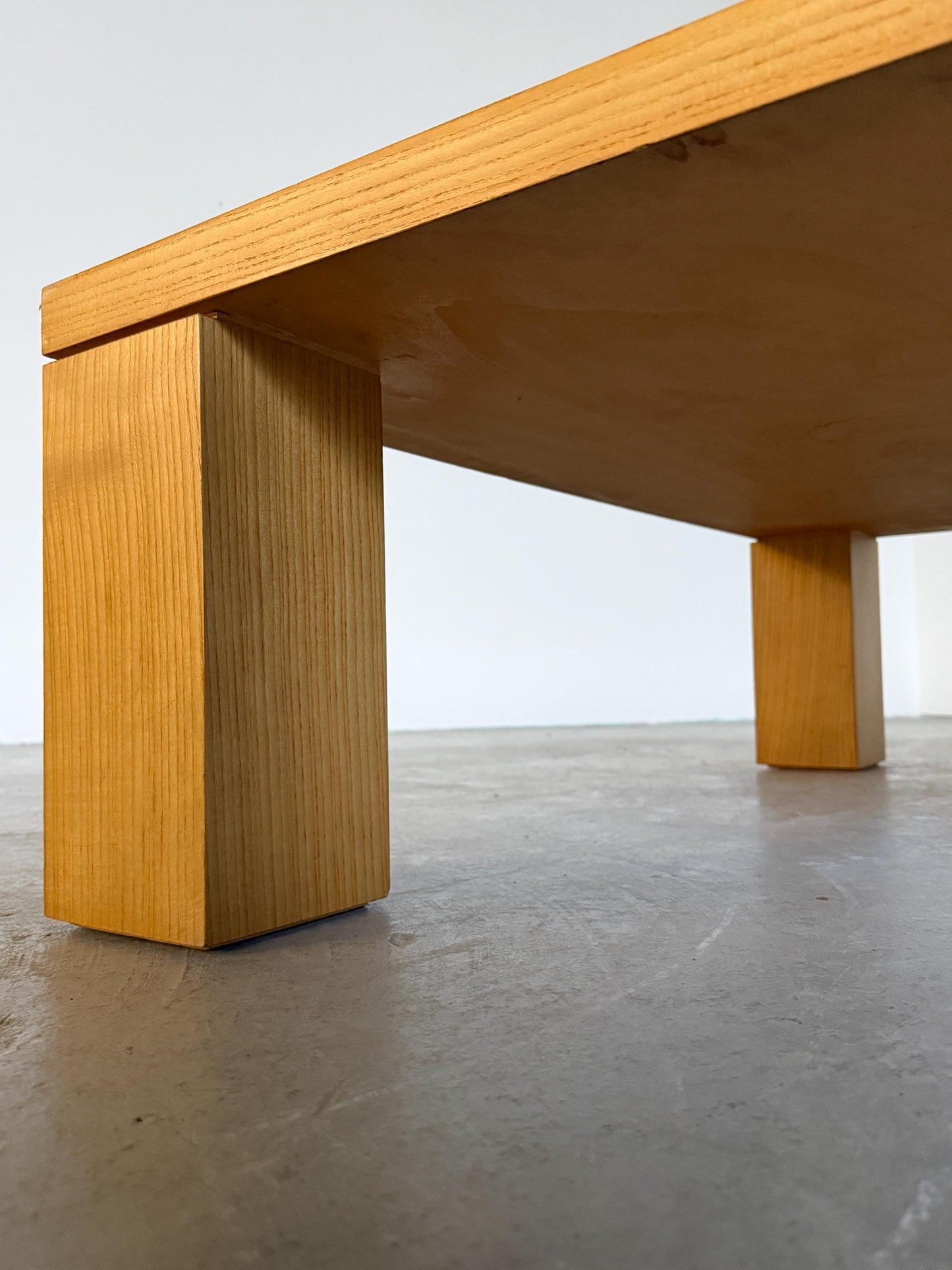 Vintage Couchtisch aus weißem Eichenfurnier, architektonisch