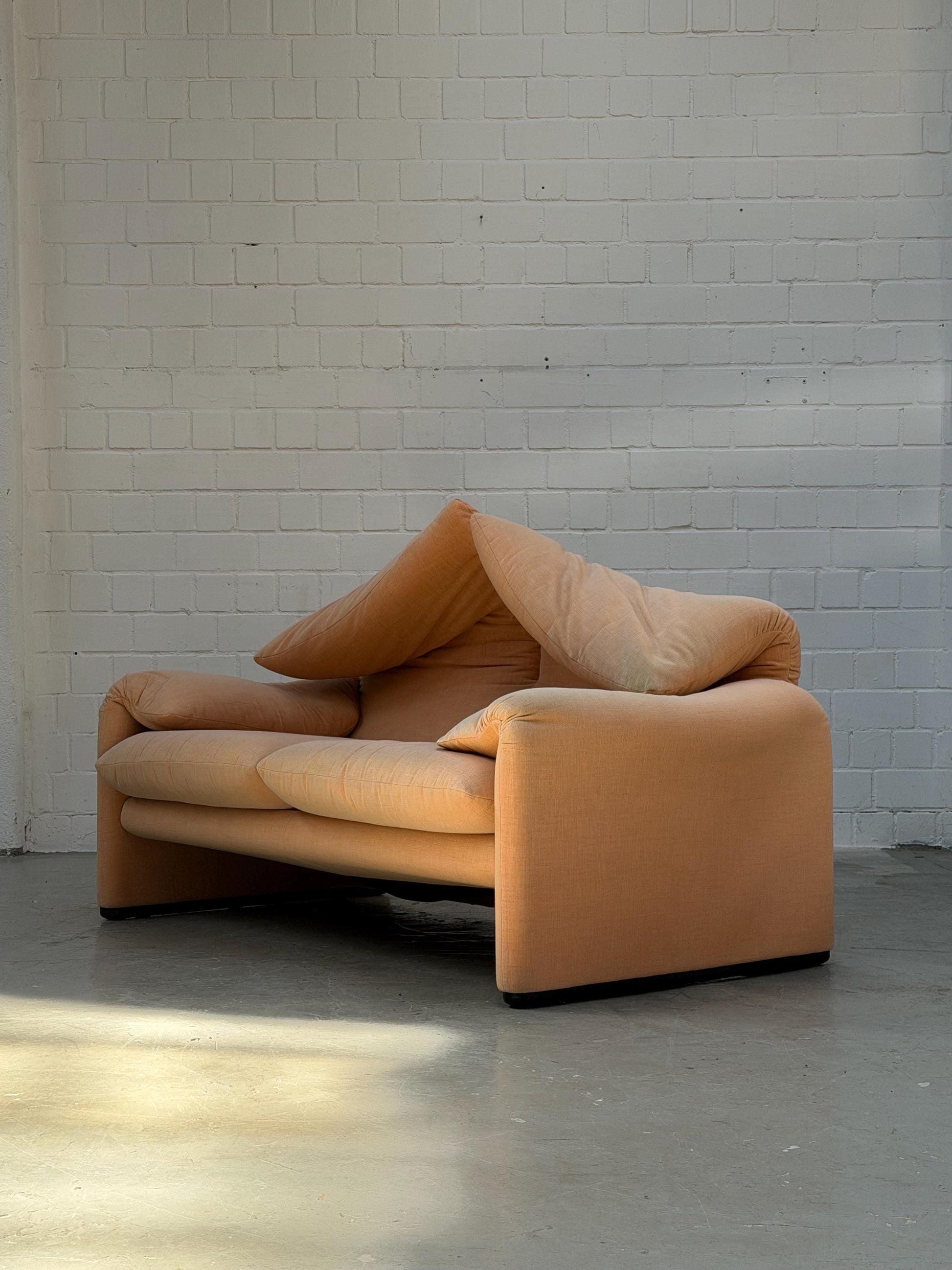Vintage 2-Sitzer Sofa "Maralunga" von Vico Magistretti für Cassina in Apricot