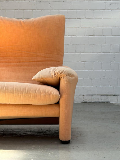 Vintage 2-Sitzer Sofa "Maralunga" von Vico Magistretti für Cassina in Apricot