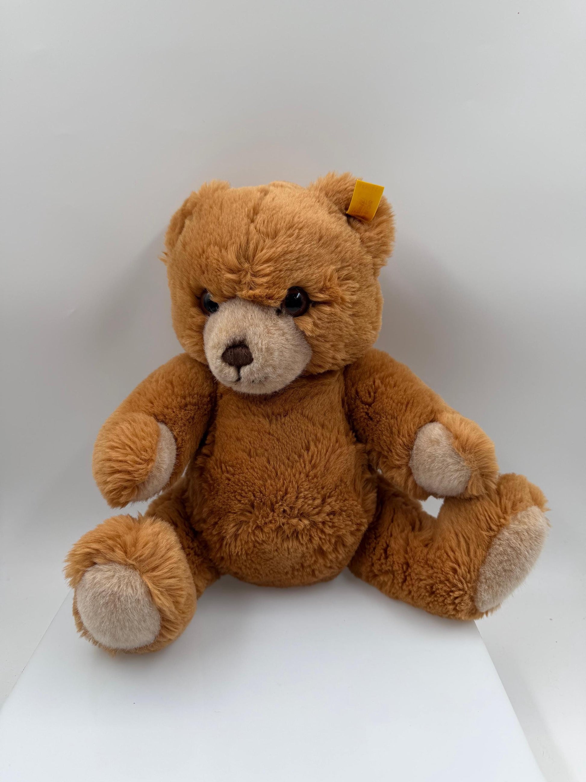 Vintage Steiff Teddybär in Goldbraun mit "Knopf im Ohr" und gelbem Fähnchen