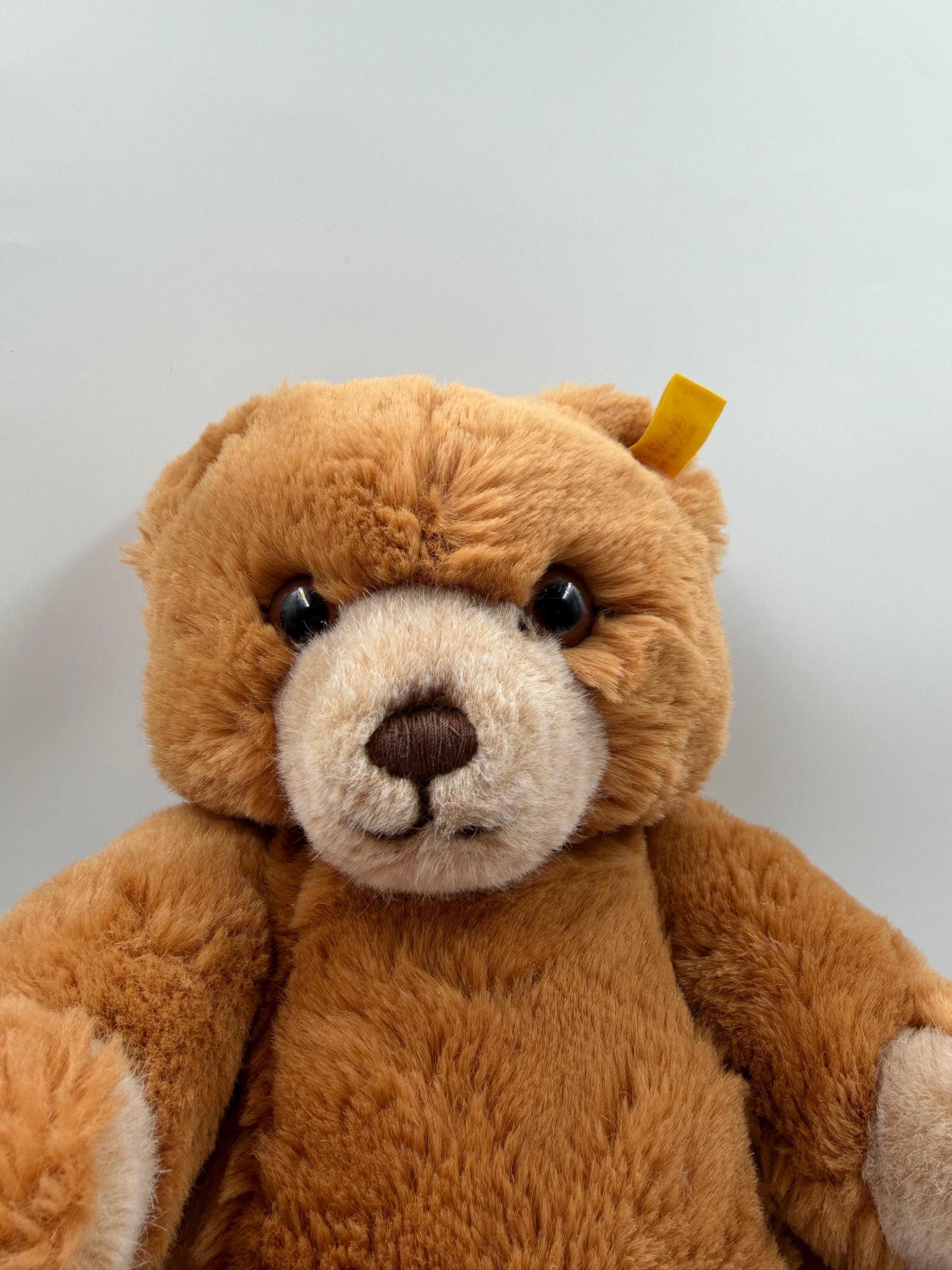 Vintage Steiff Teddybär in Goldbraun mit "Knopf im Ohr" und gelbem Fähnchen