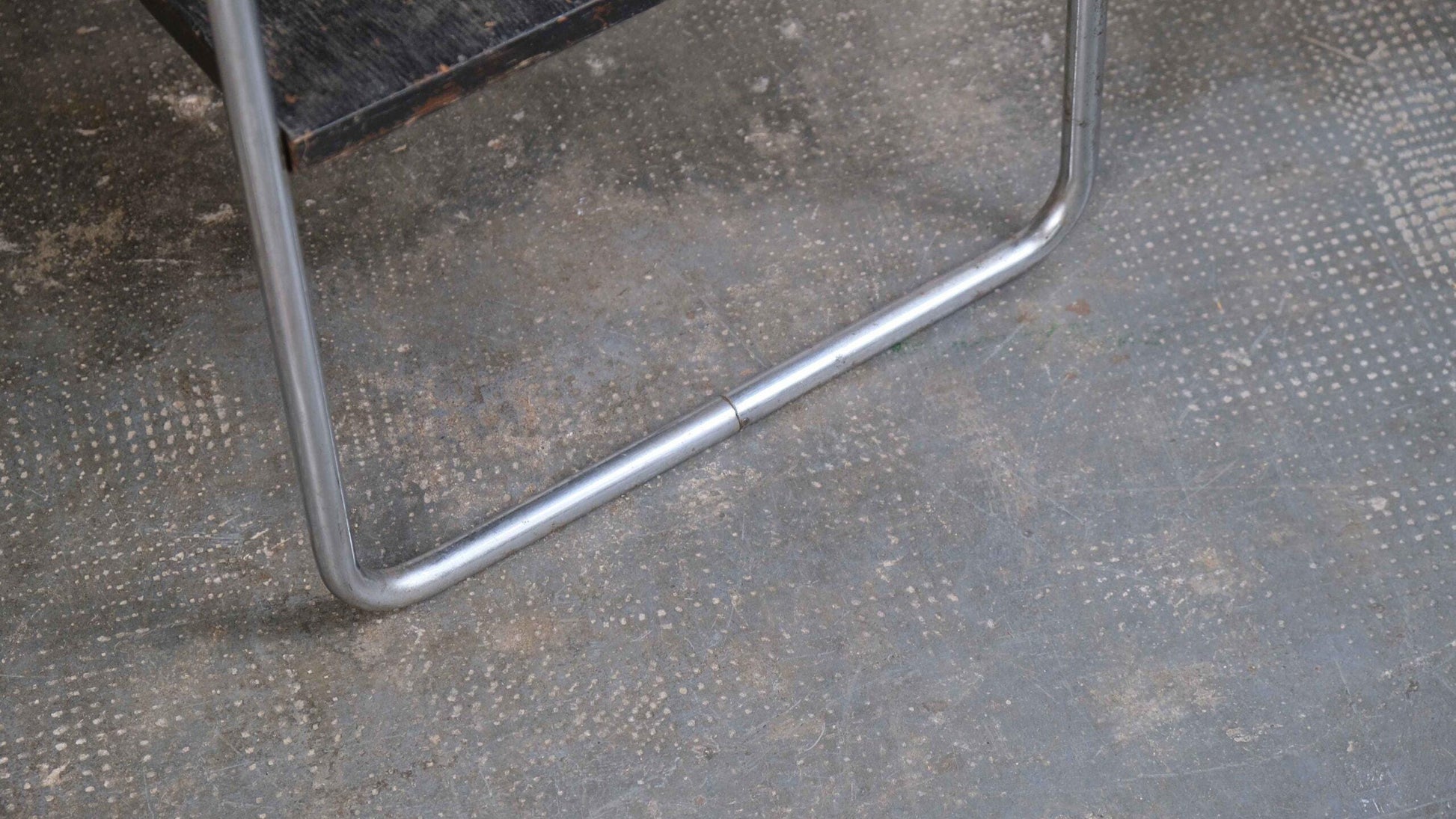 Vintage Bauhaus Regal mit verchromtem Stahlrohrgestell