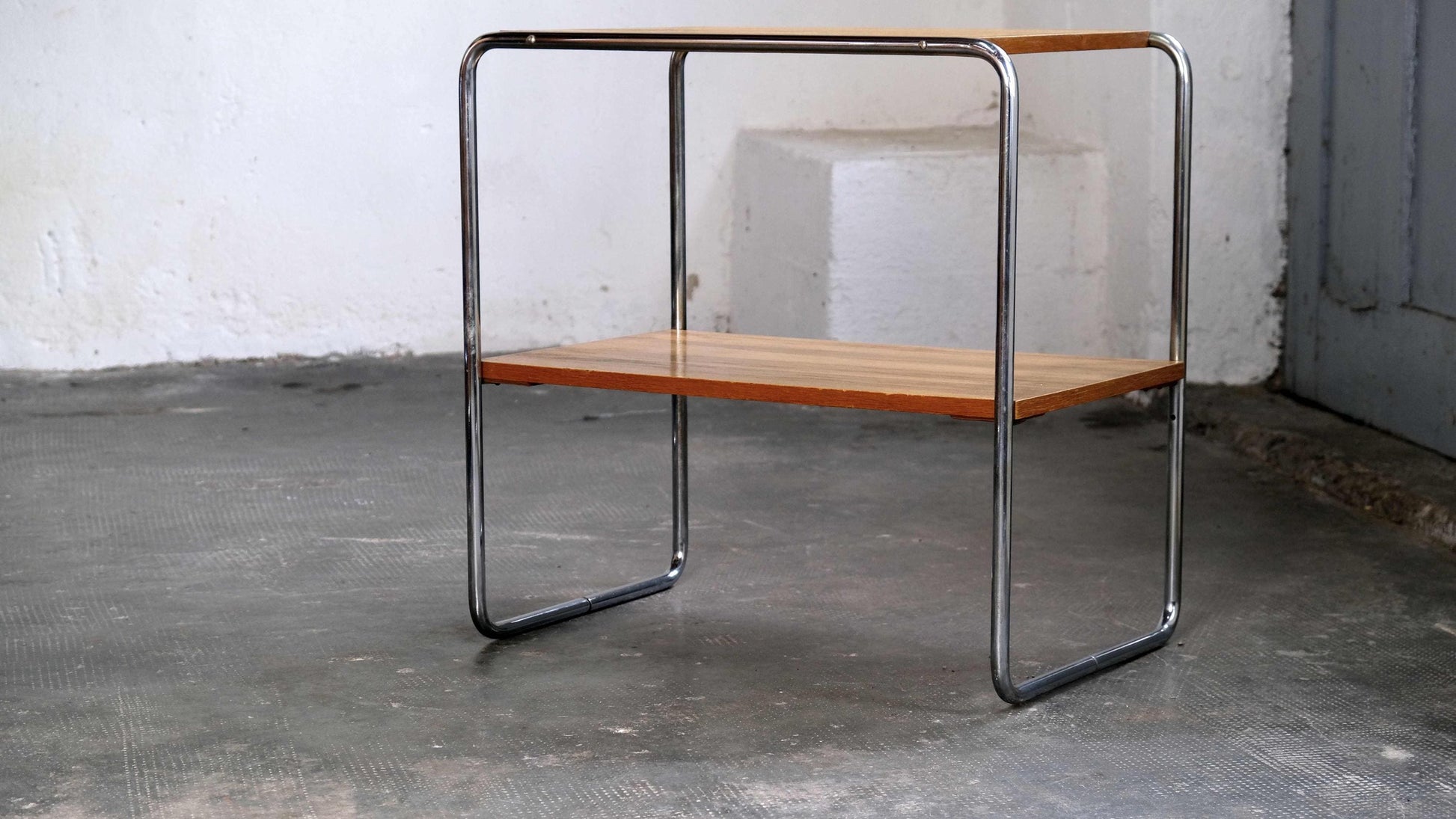 Vintage Bauhaus Regal und Beistelltisch mit verchromtem Stahlrohrgestell
